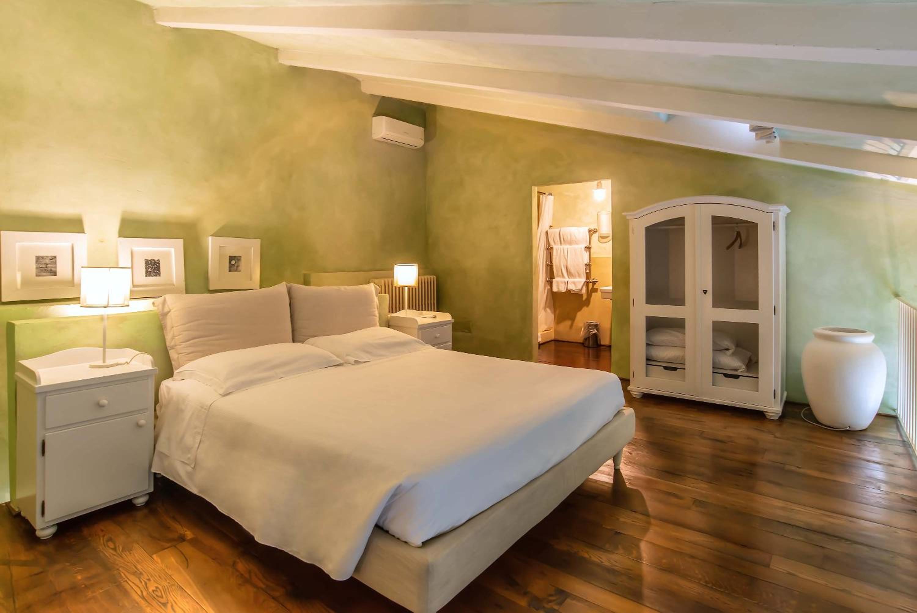 Superior Suite - Photo 8