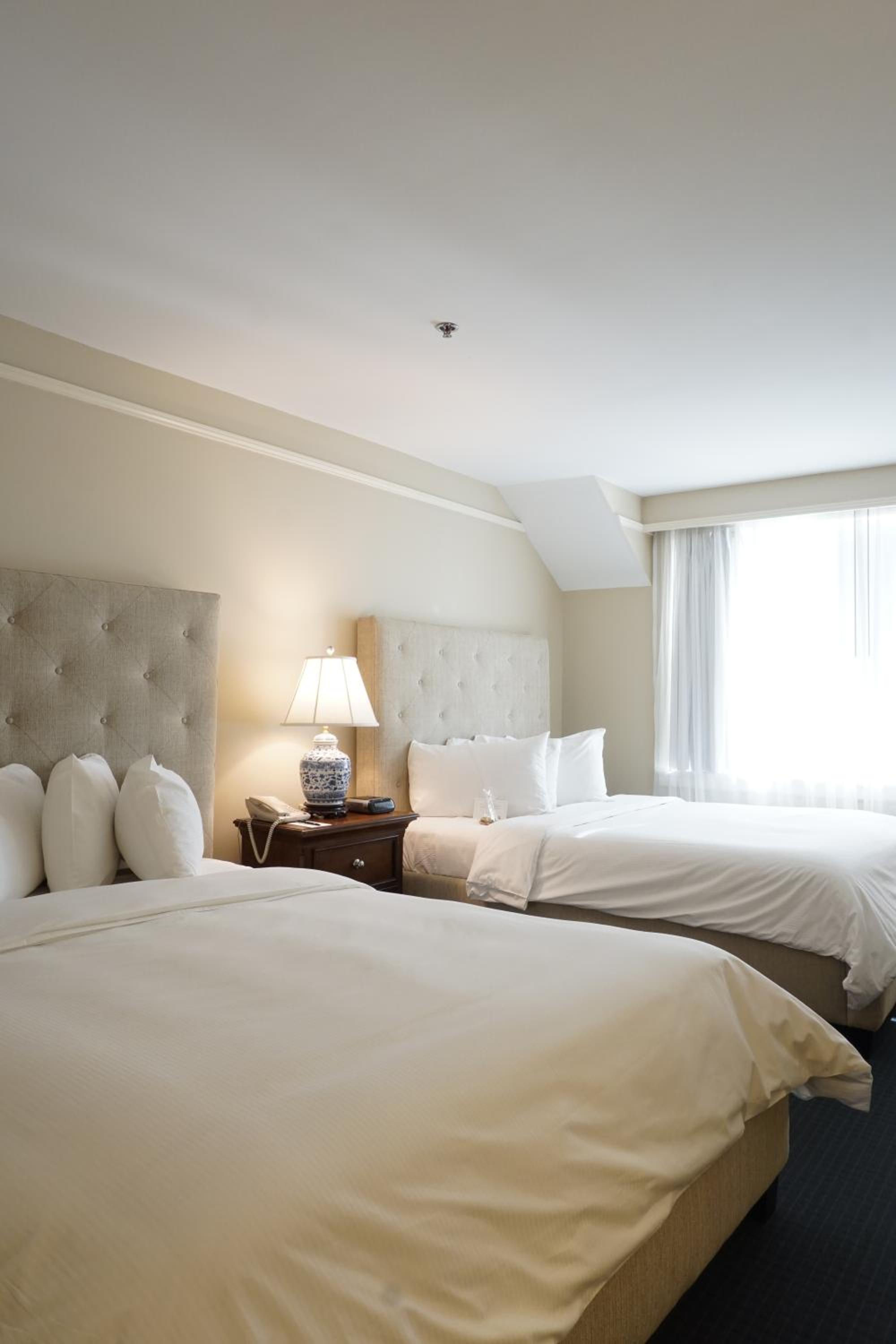 Deluxe Room With Two Queen Beds - Photo 4