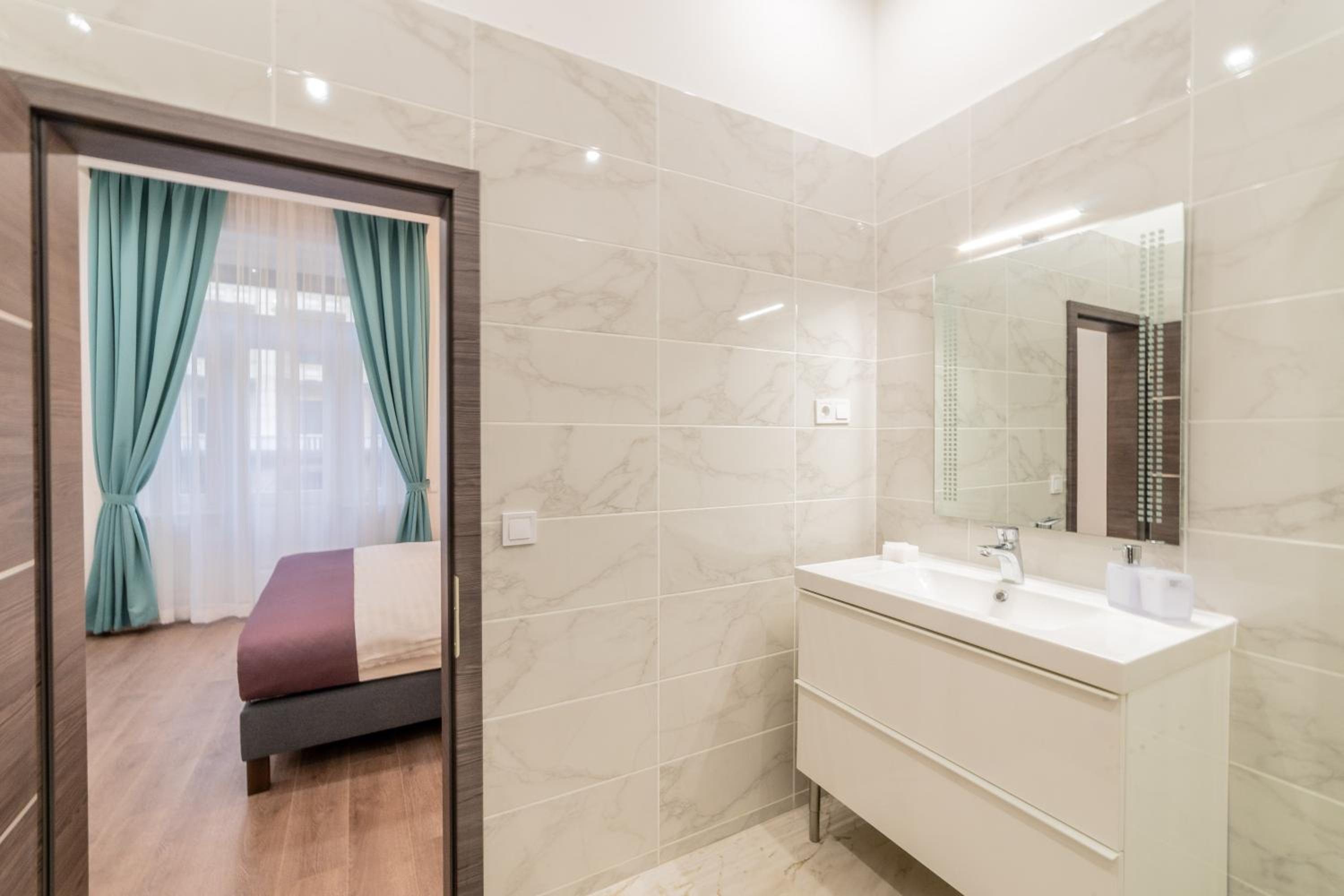Deluxe Double or Twin Room with Balcony - Photo 4