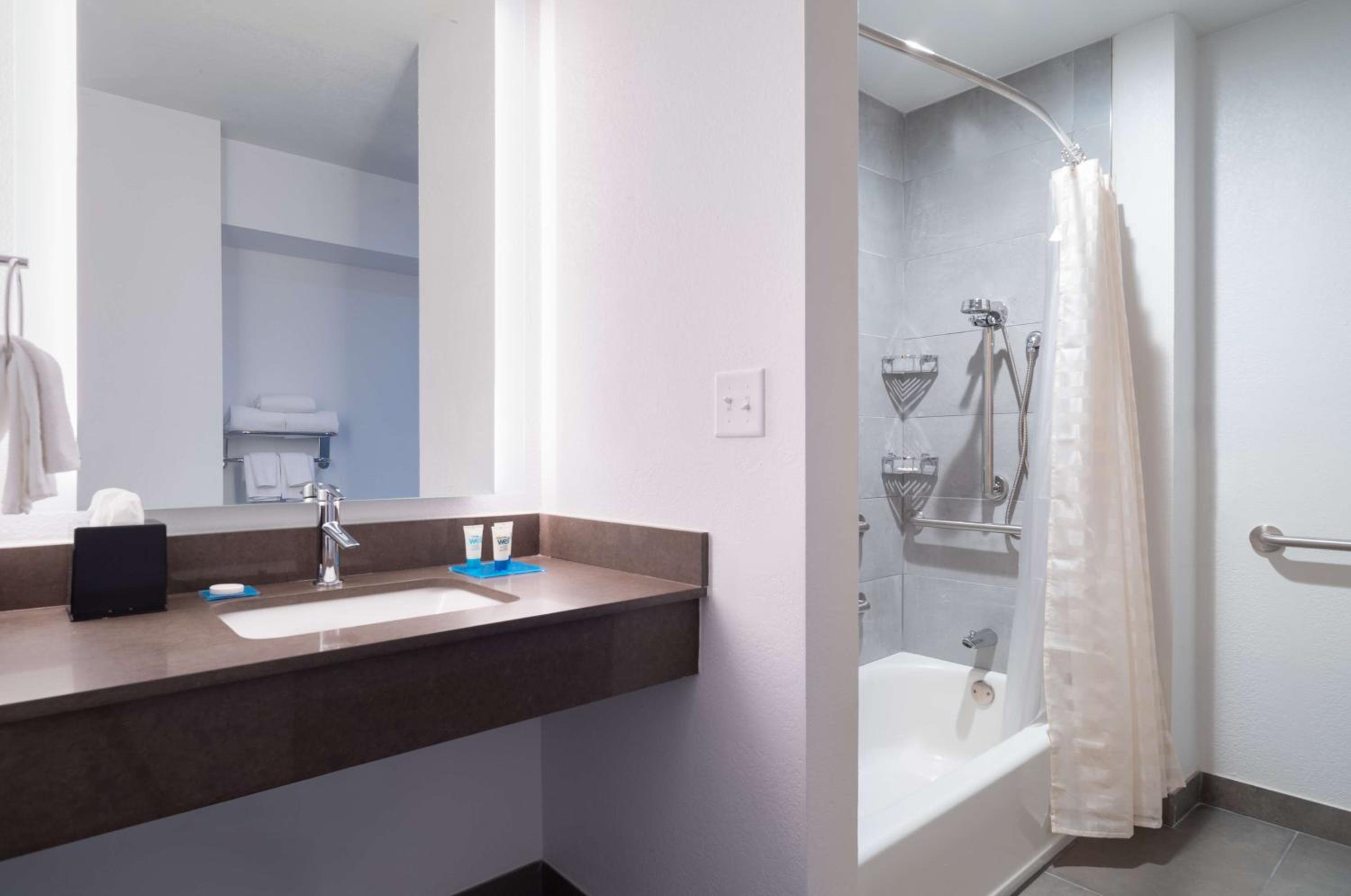 Queen Room with Accessible Tub - Disability Access - Photo 4