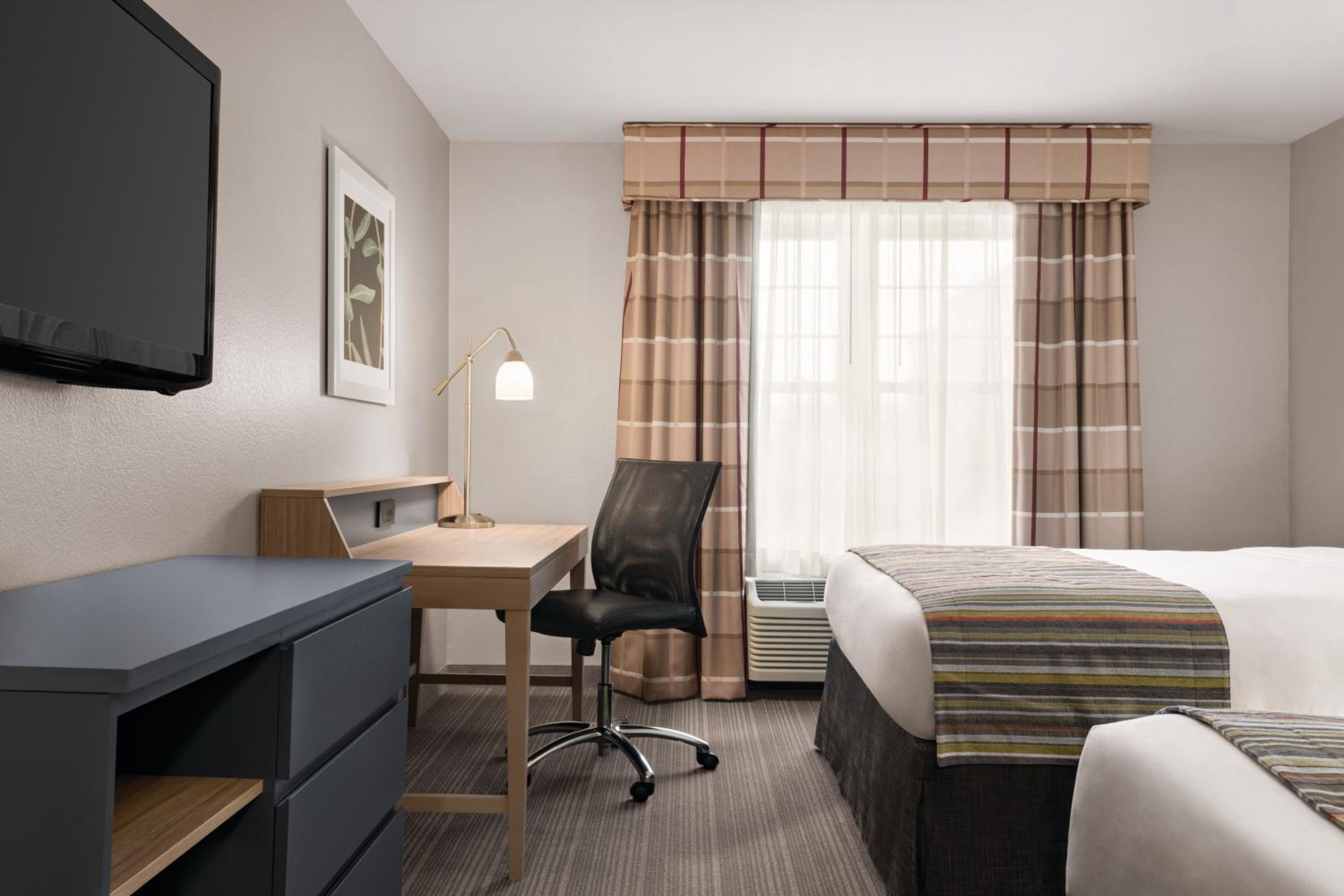 Queen Room with Two Queen Beds - Photo 4