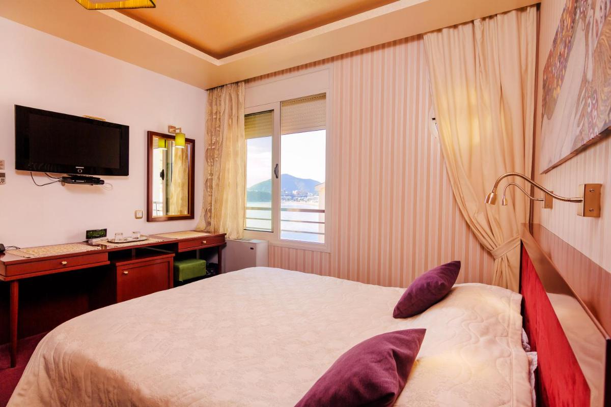 Family Room with Terrace and Sea View