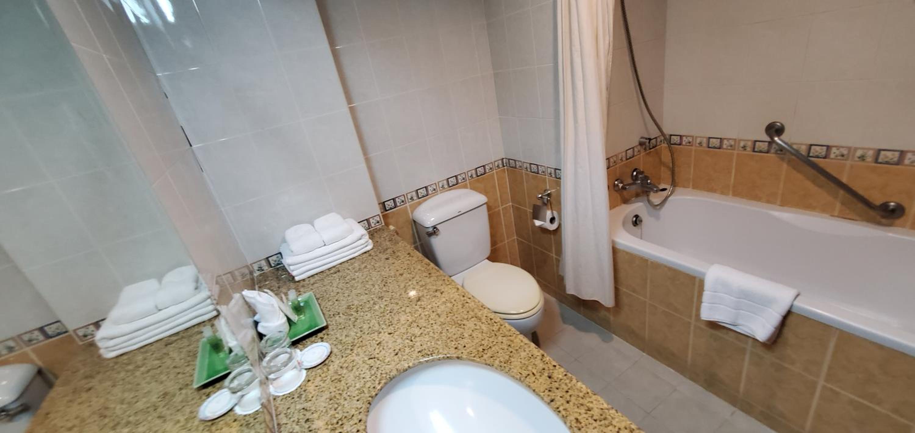 Deluxe King Room with Sea View thumbnail 6