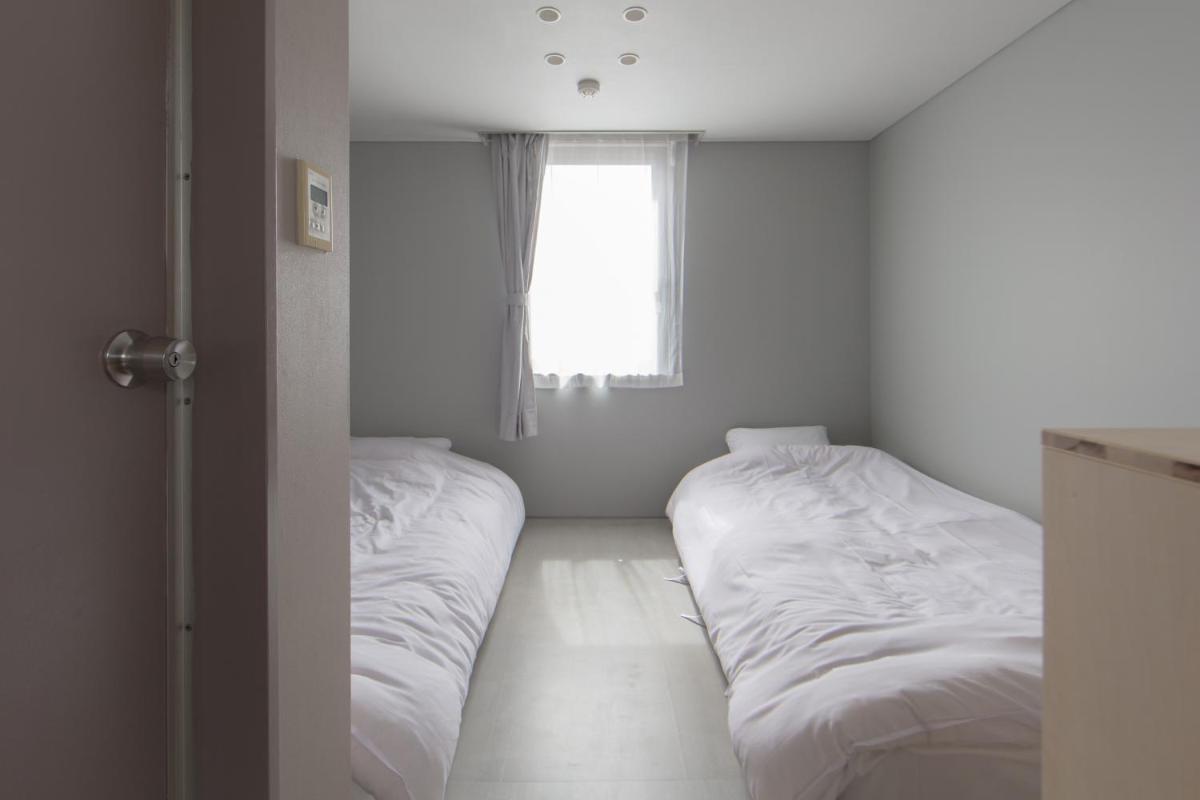Twin Room with Shower - Photo 3
