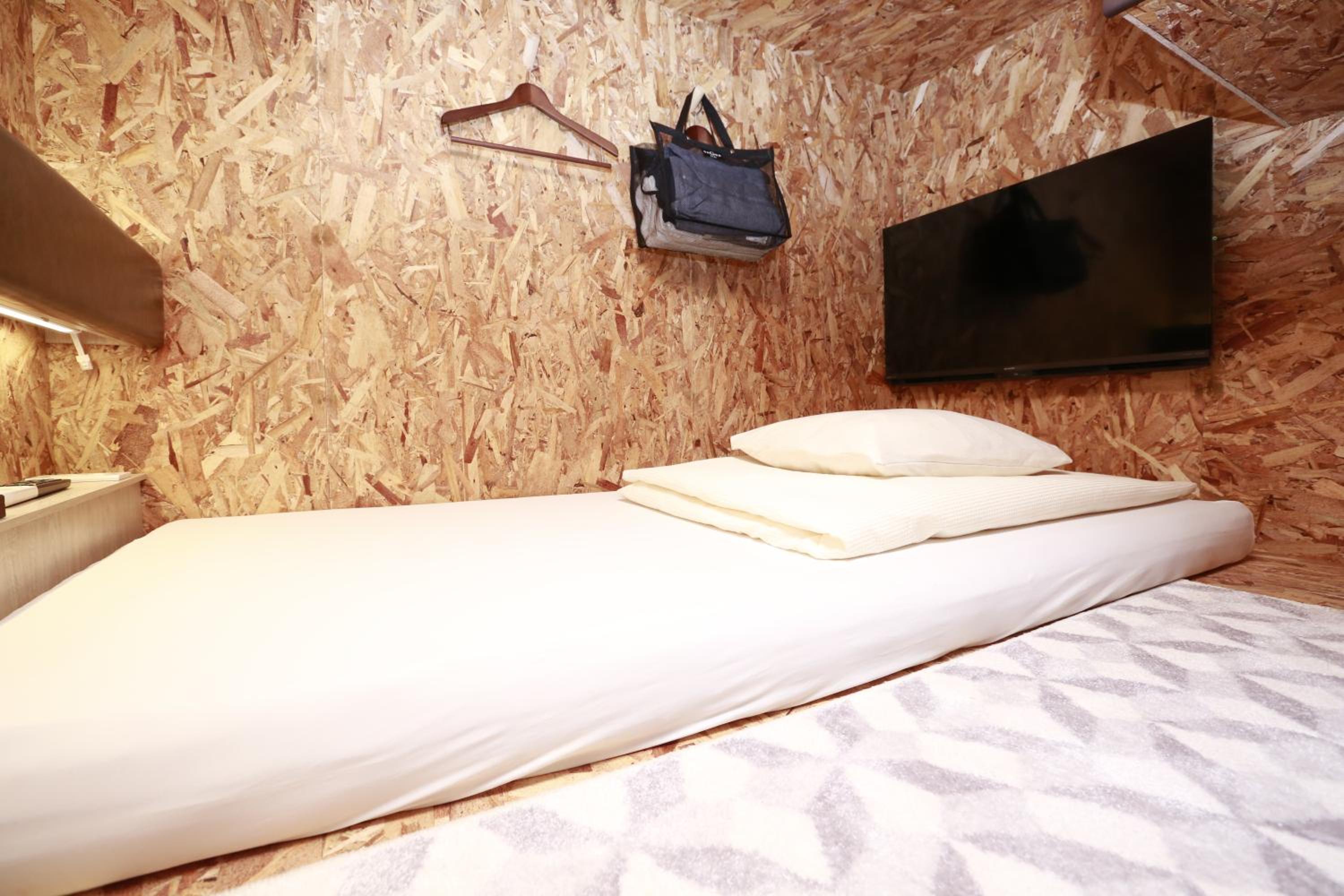 Standard Capsule Room for Male - Horizontal - Lower Floor