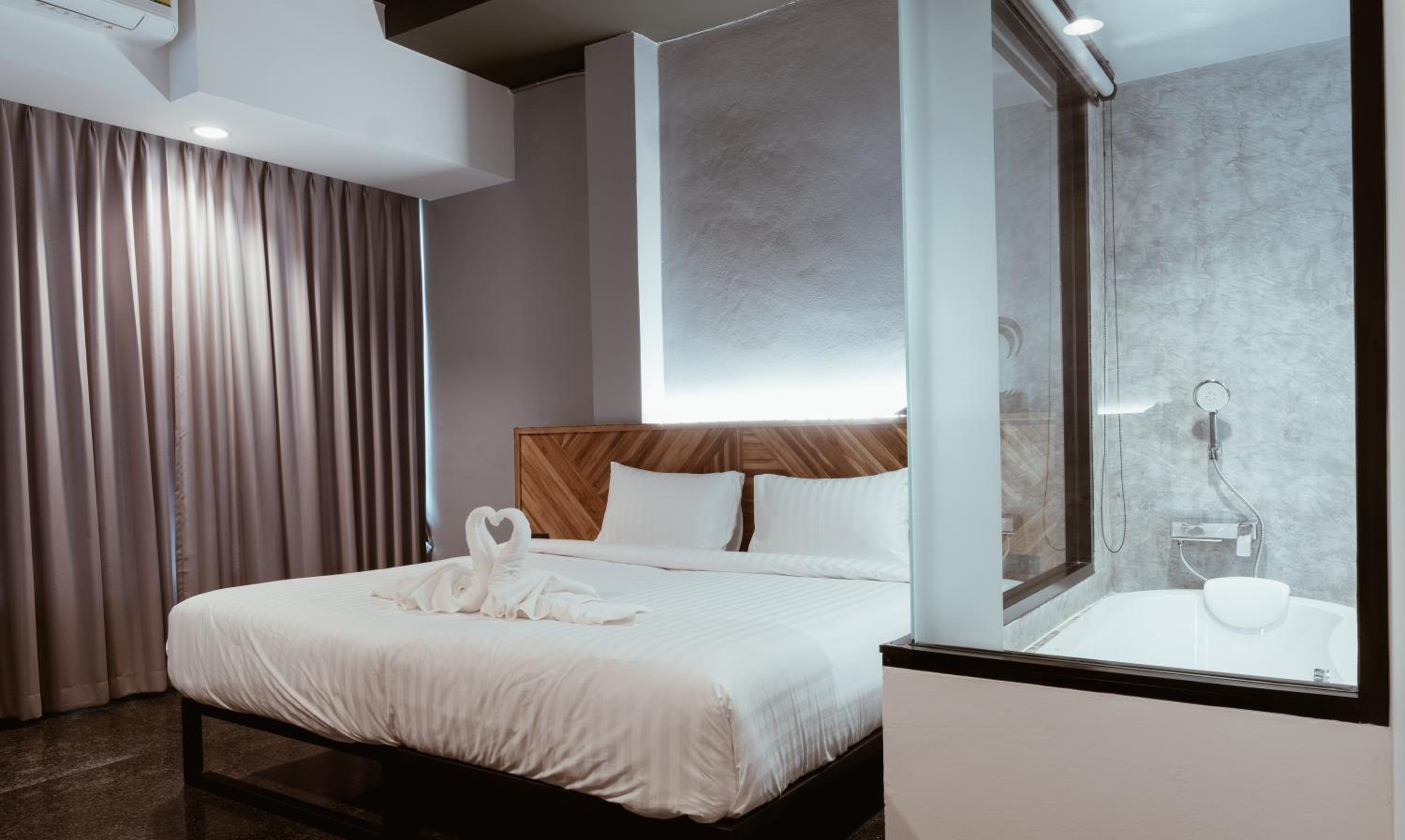 Deluxe King Room photo 1