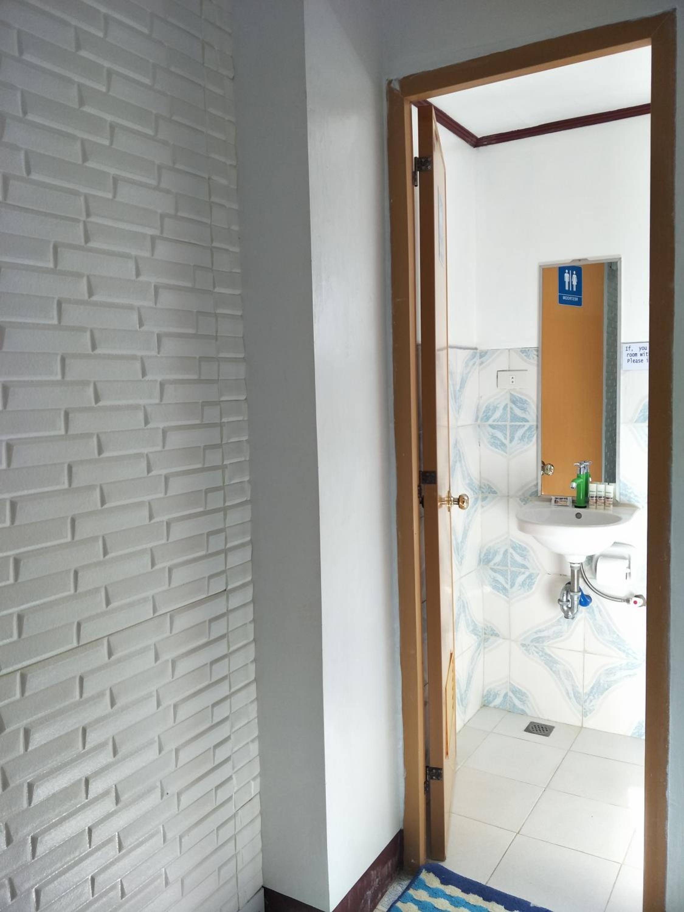 Budget Double Room - Photo 6