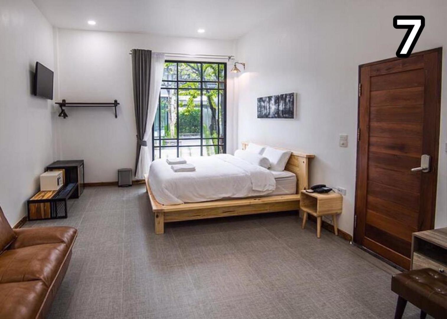Standard Queen Room - Photo 10