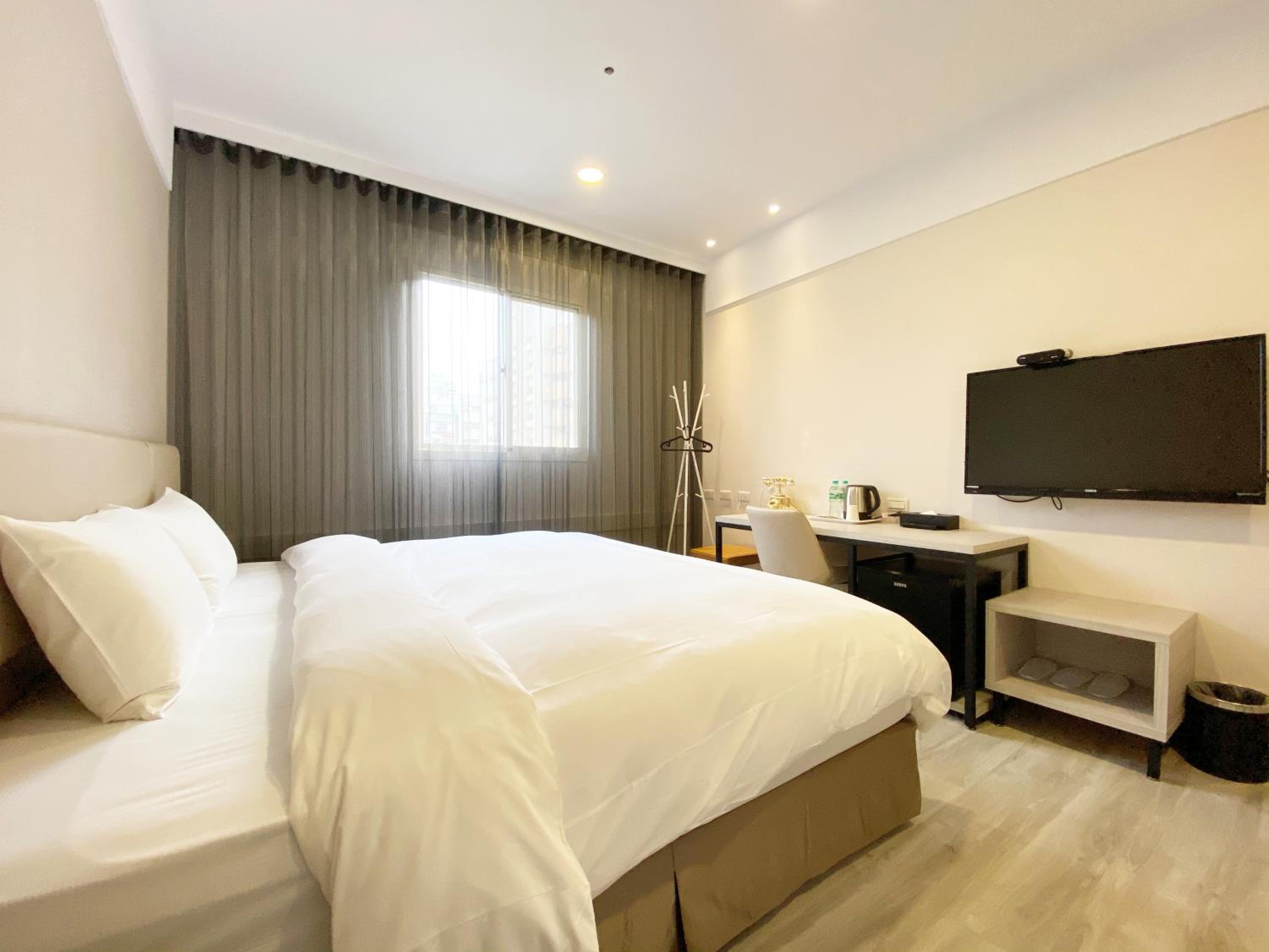 Deluxe Double Room with Balcony - Photo 5
