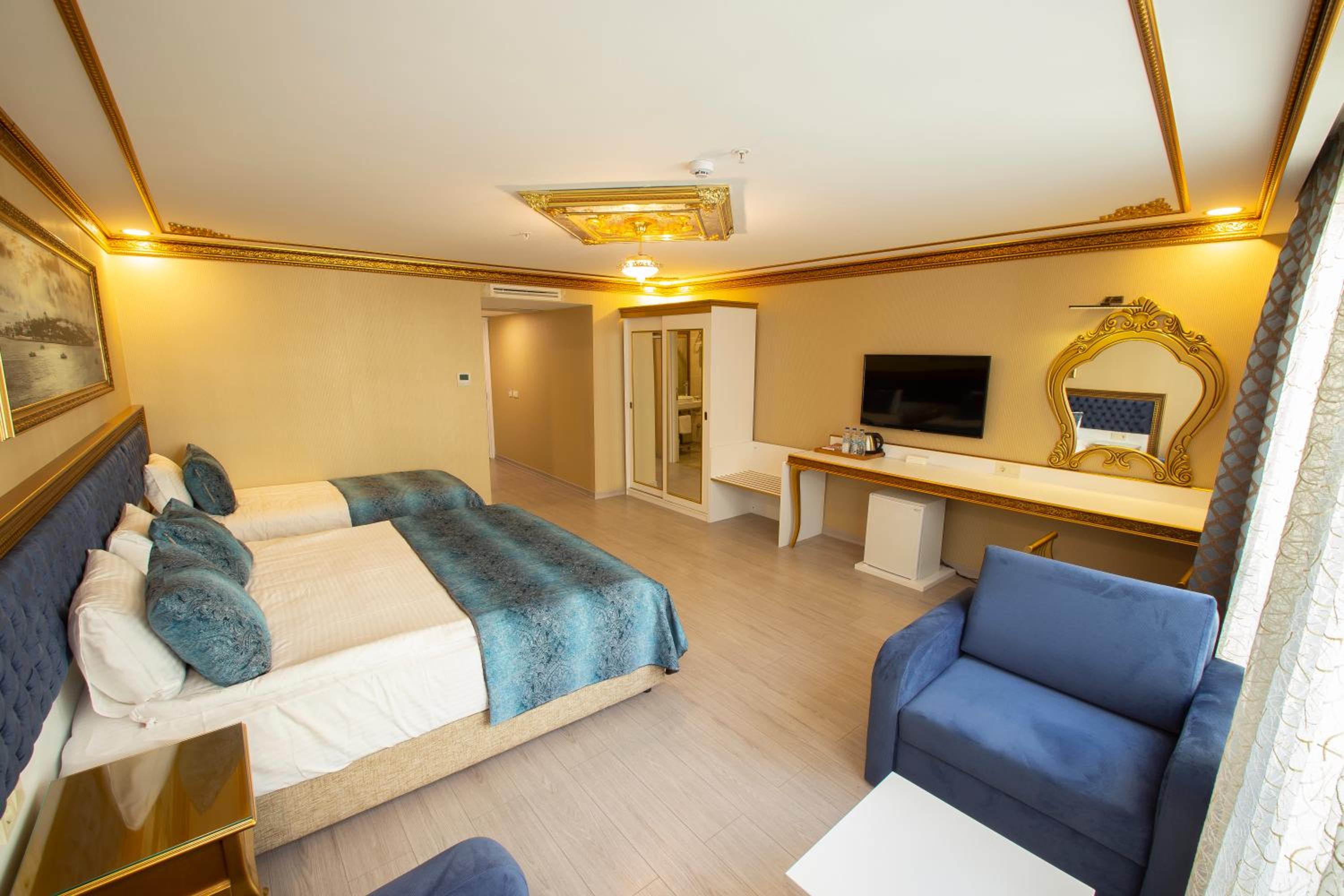Deluxe Double Room (2 Adults + 1 Child) photo 3