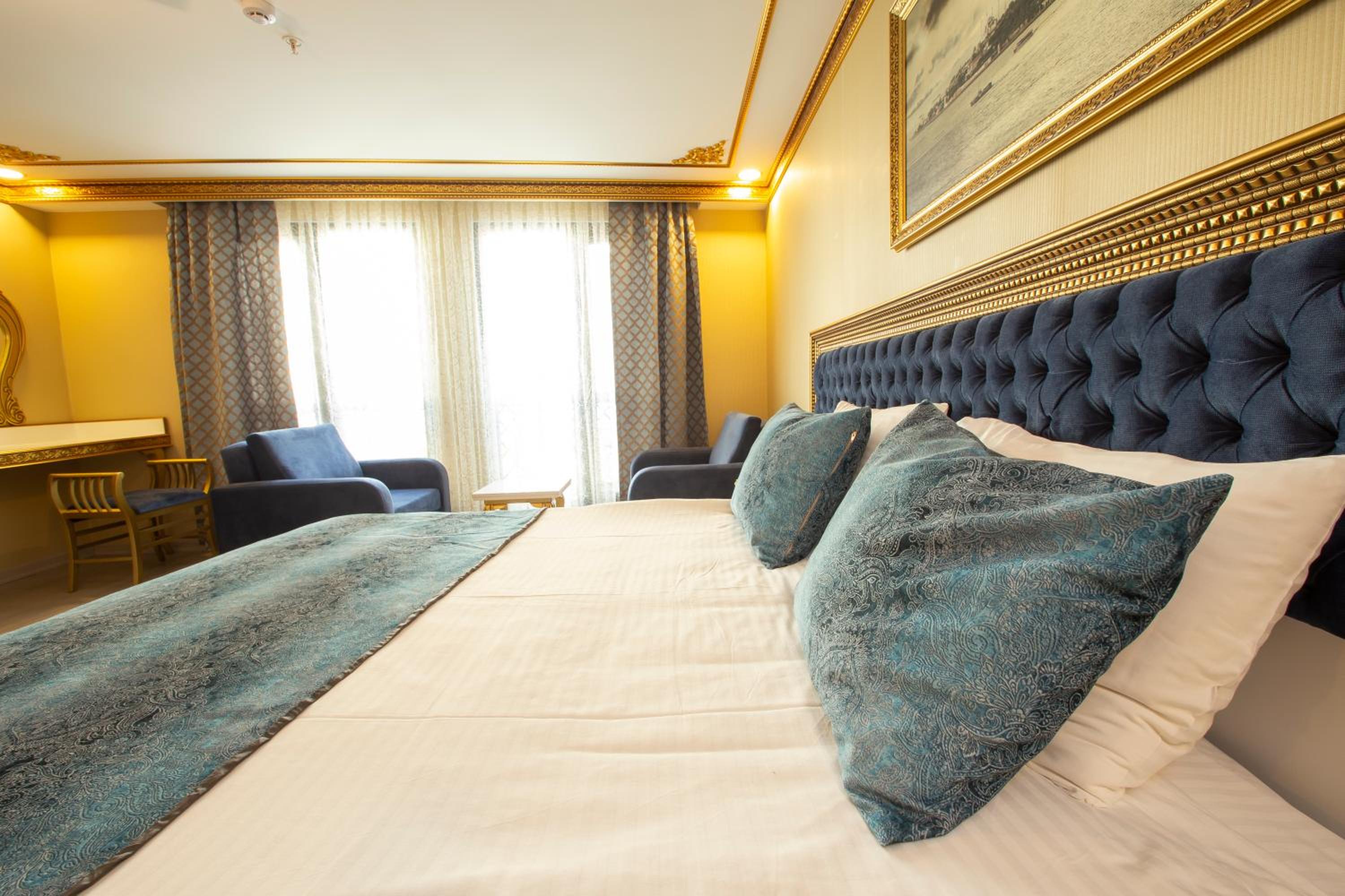 Deluxe Double Room (2 Adults + 1 Child) photo 2