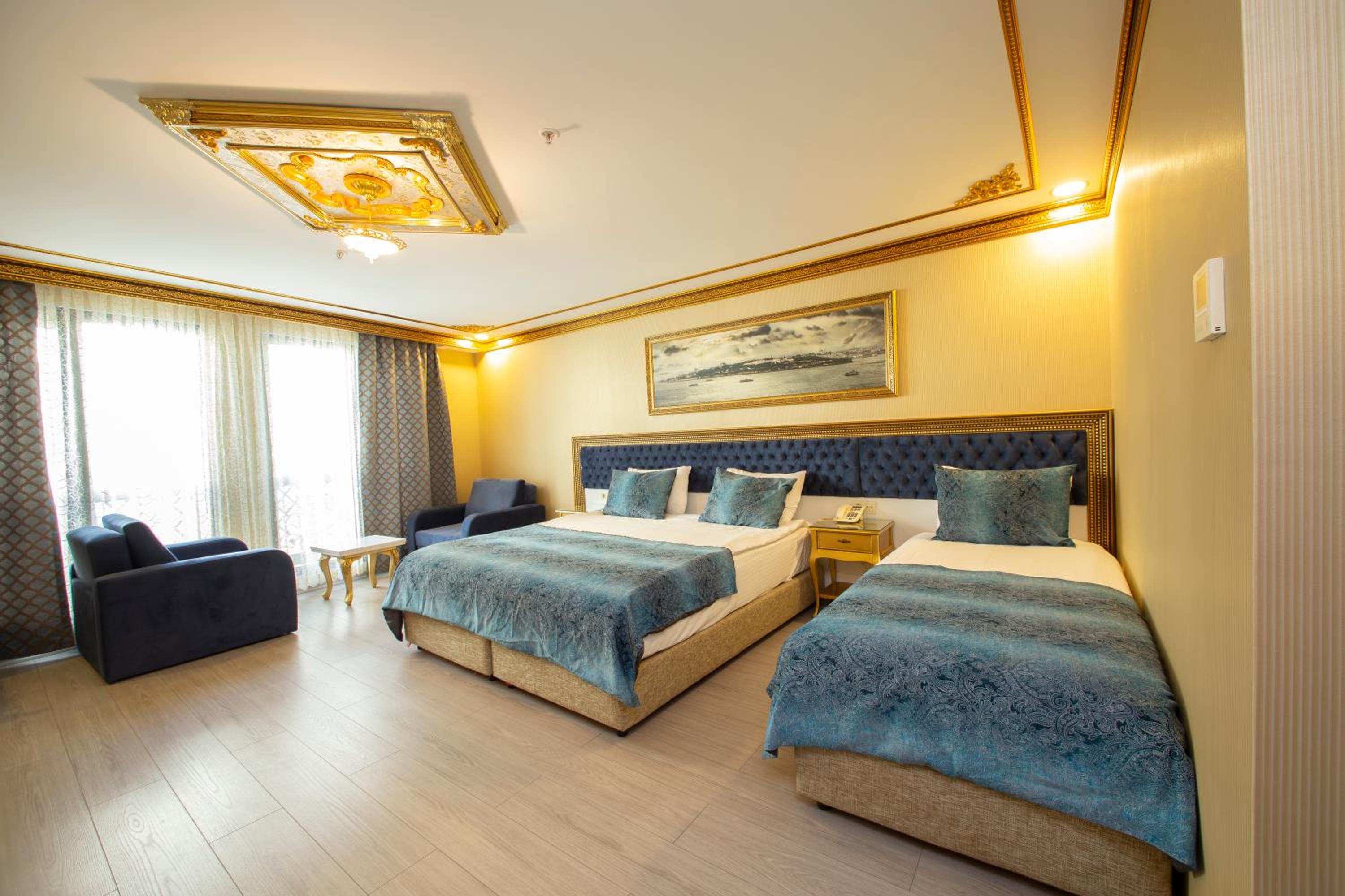 Deluxe Double Room (2 Adults + 1 Child) photo 1