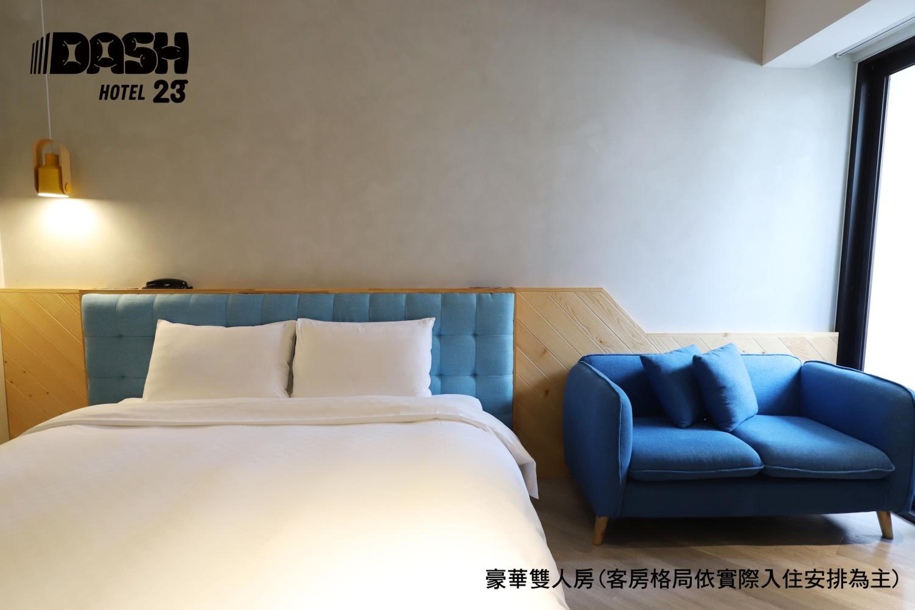 Deluxe Double Room with Balcony - Photo 9