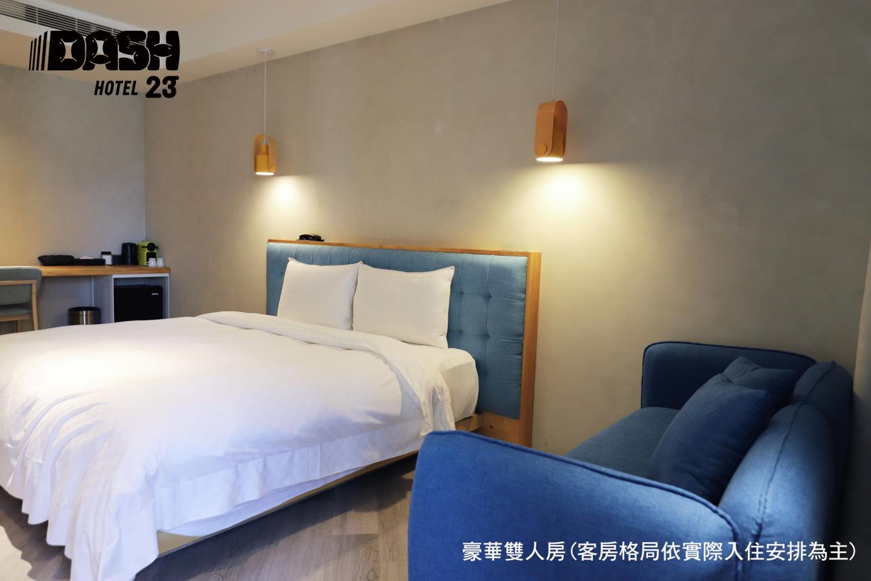 Deluxe Double Room with Balcony - Photo 8