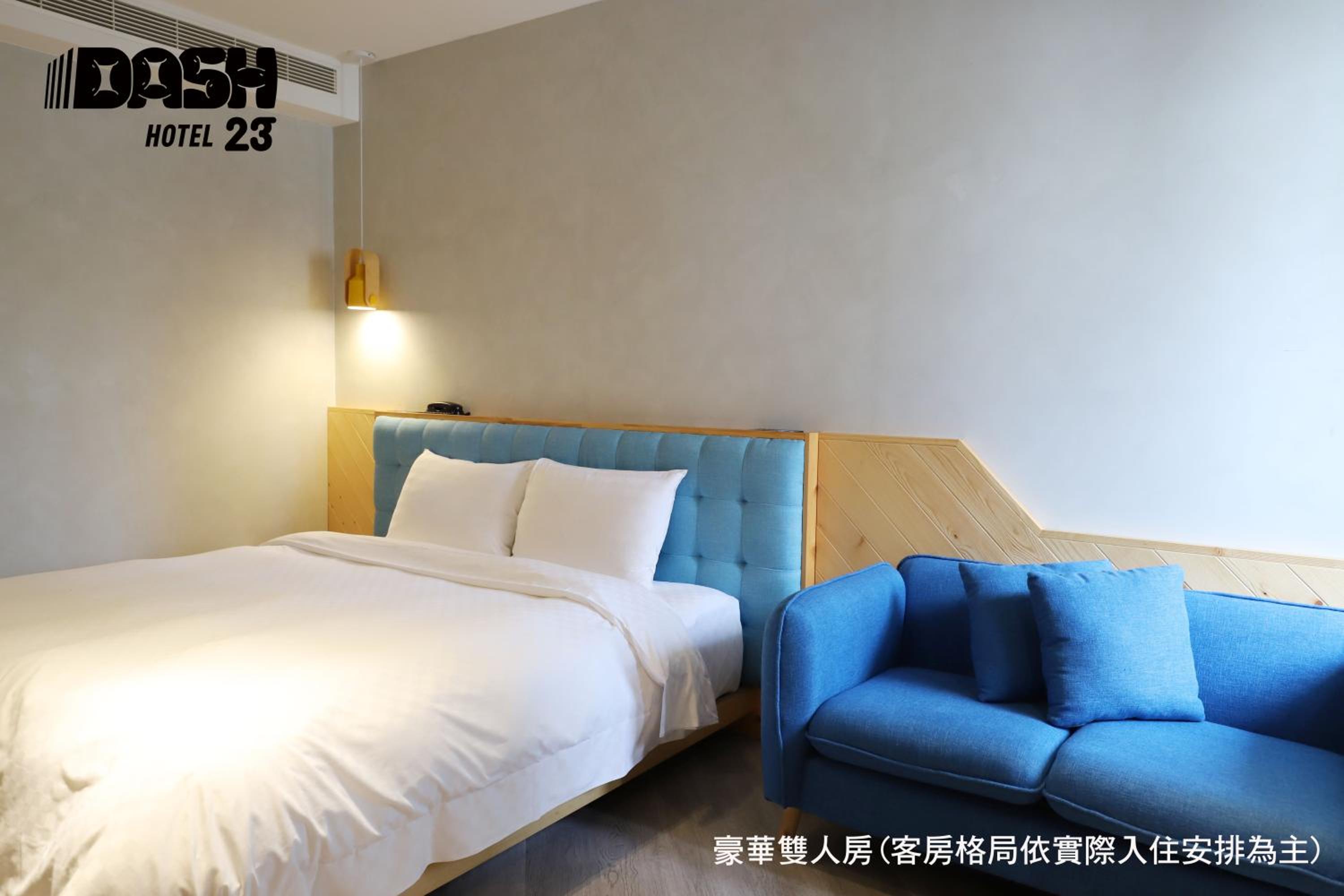 Deluxe Double Room with Balcony - Photo 12