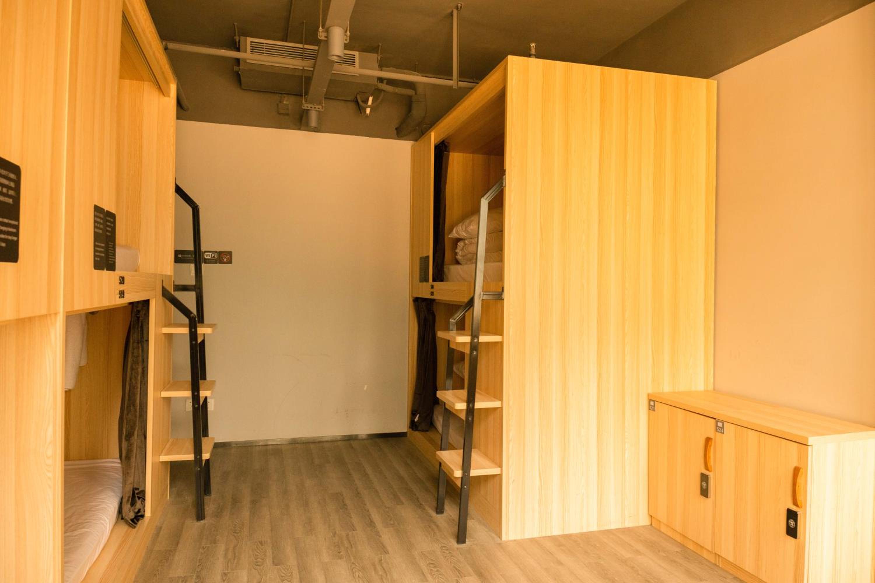 Bed in 8-Bed Female Dormitory Room photo 3