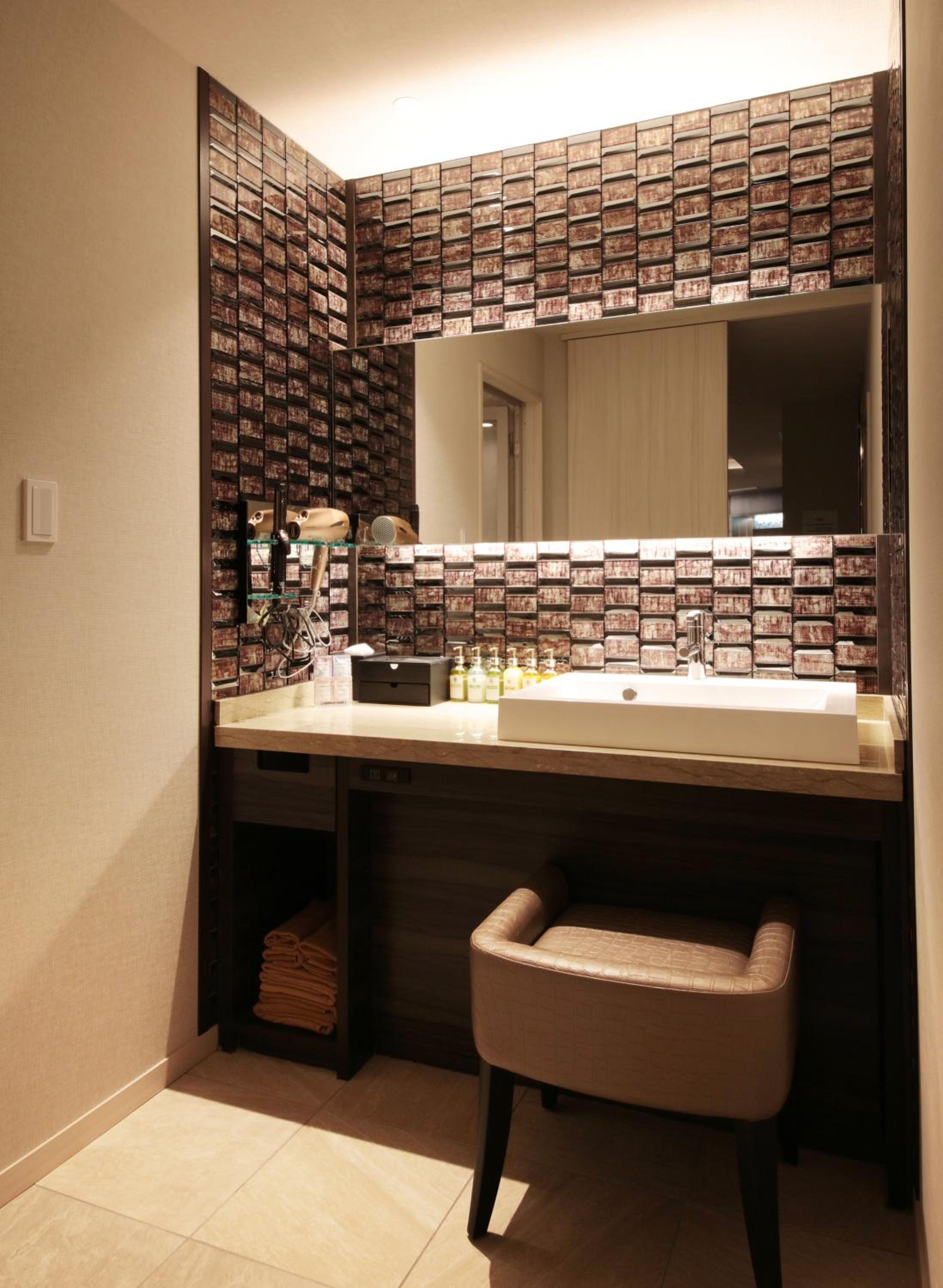 Suite with Private Pool - Non-Smoking thumbnail 6