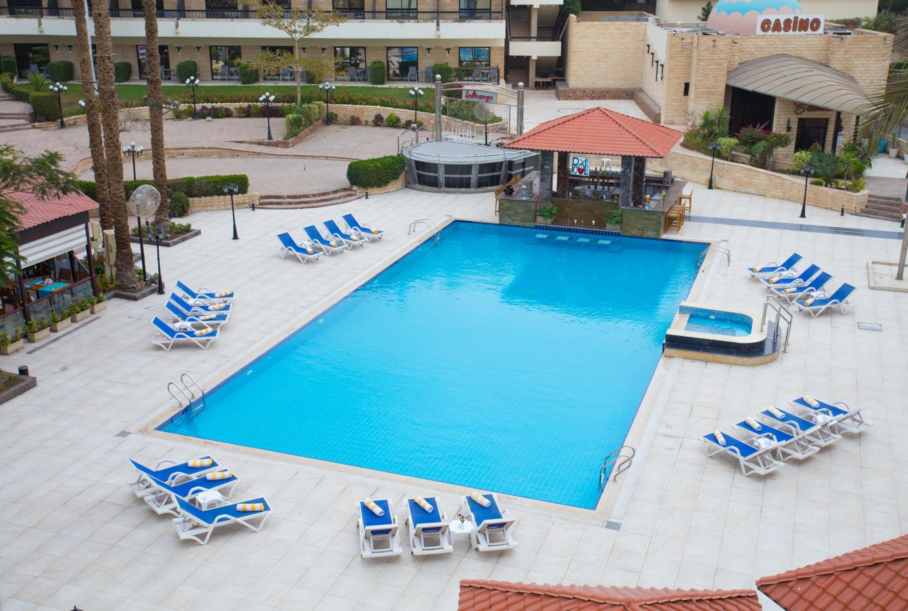 Queen Room with Pool View thumbnail 6