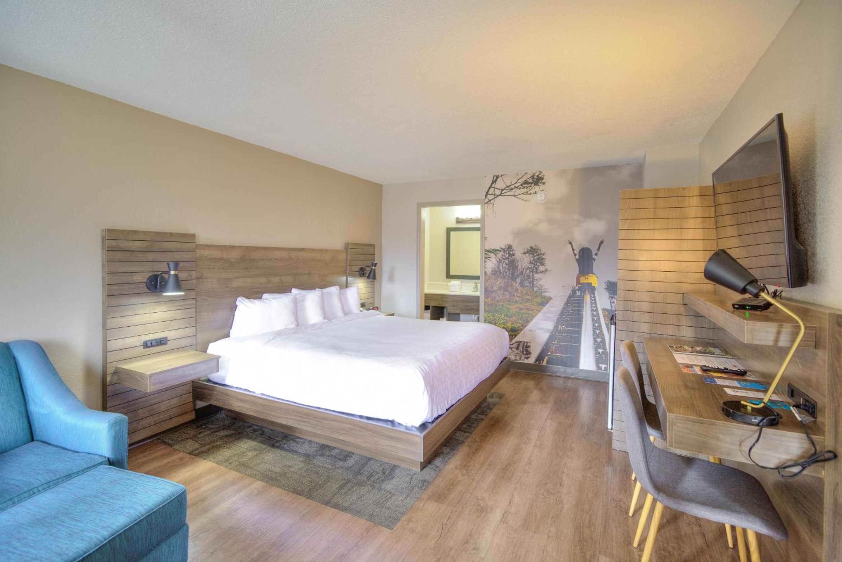King Room - Non-Smoking - Photo 3
