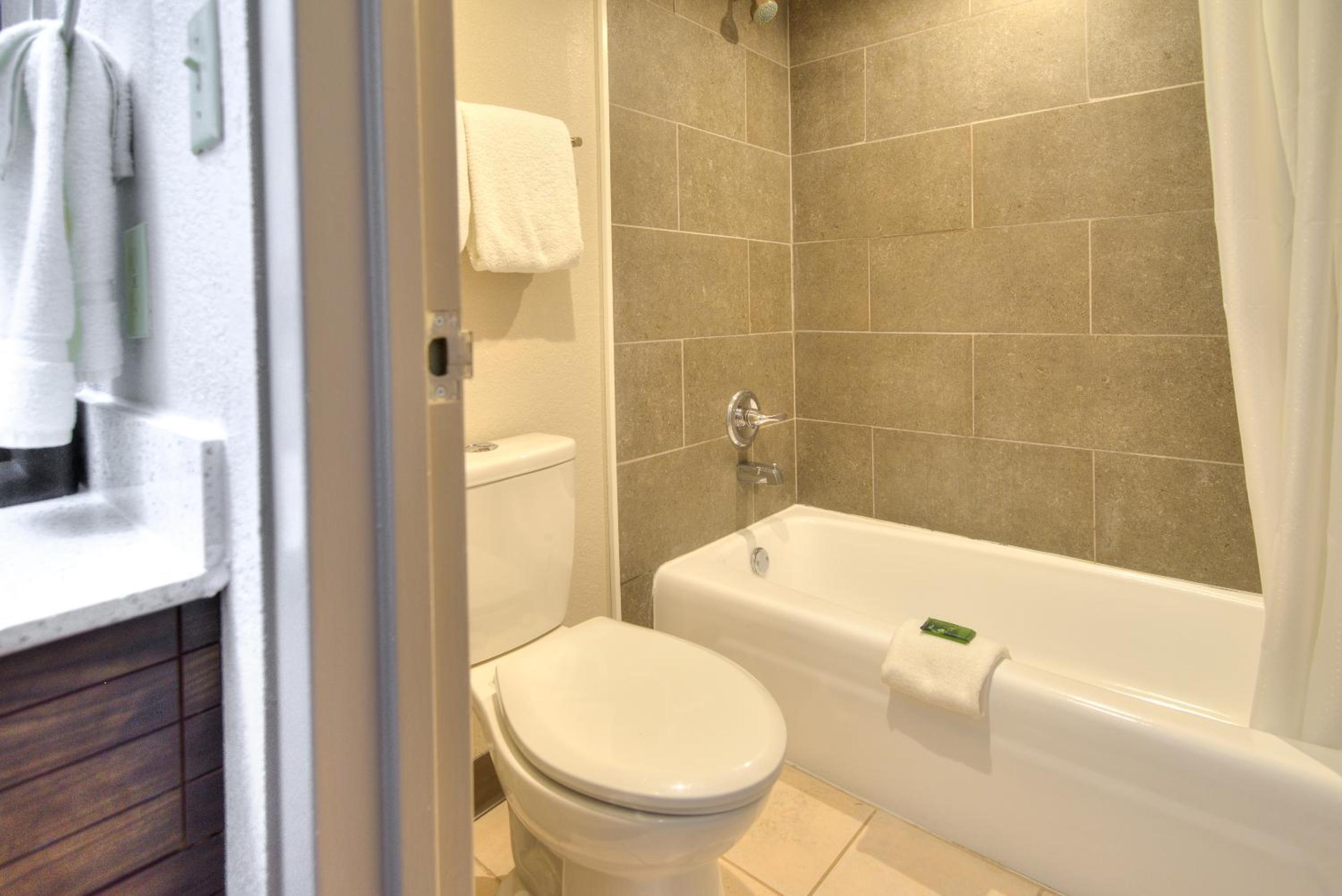 King Room - Non-Smoking - Photo 2
