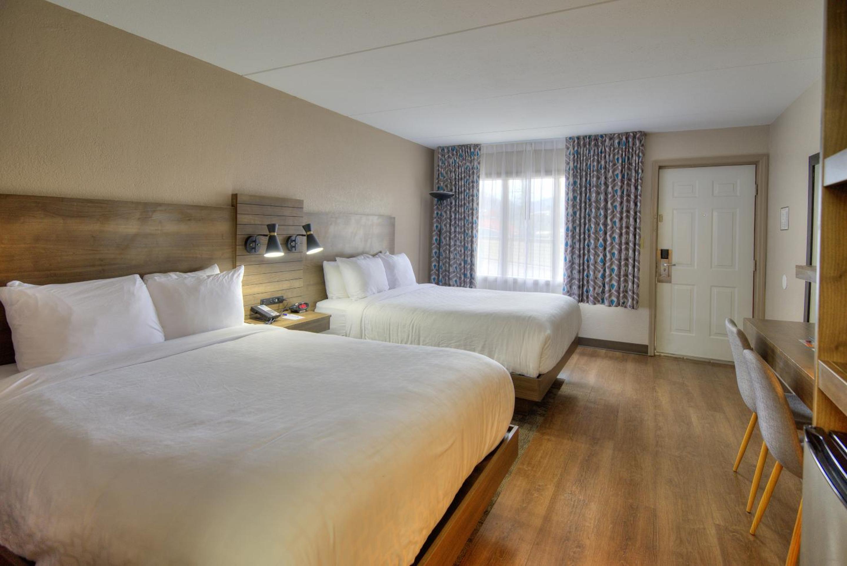 Queen Room with Two Queen Beds - Non-Smoking - Photo 2