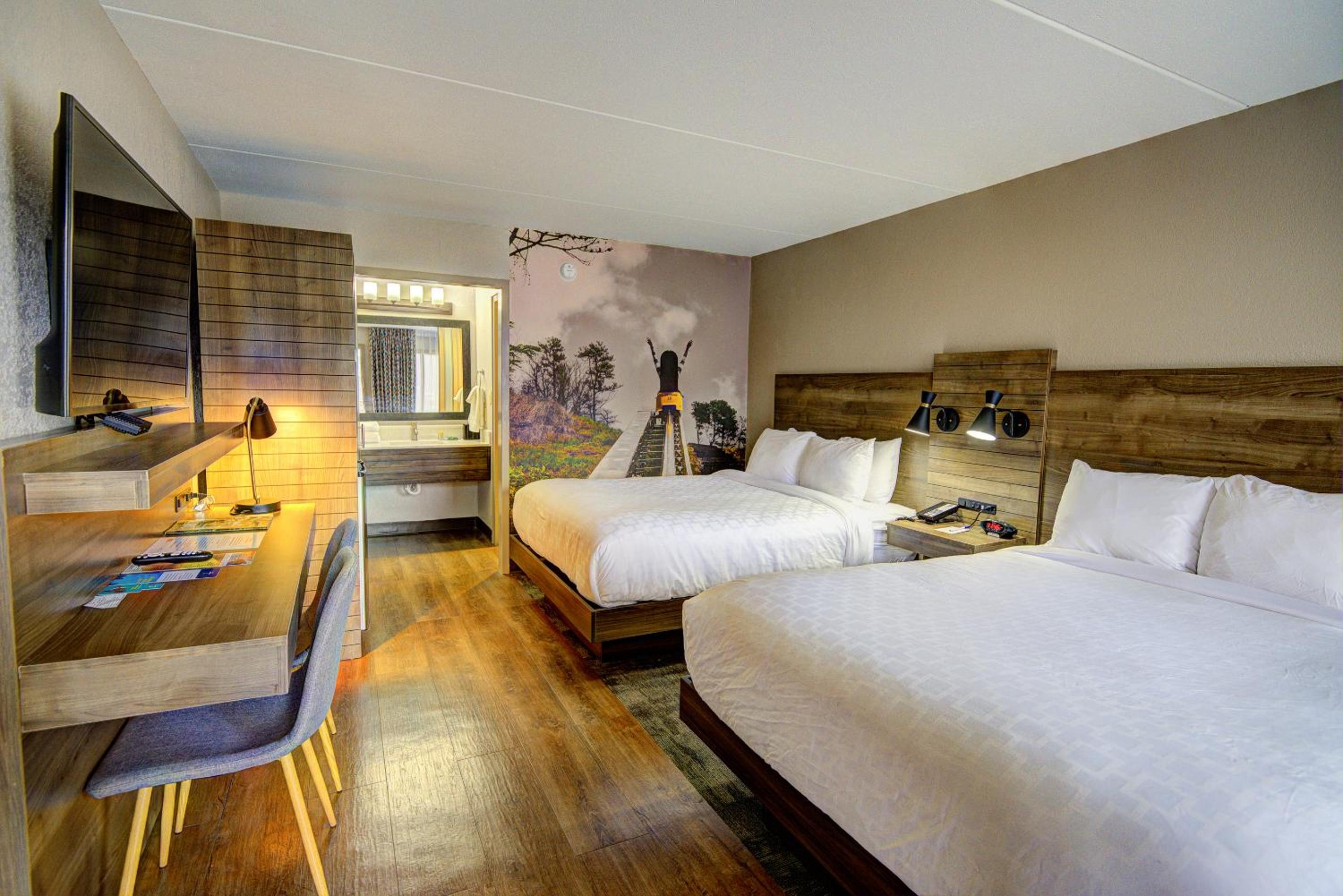 Queen Room with Two Queen Beds - Non-Smoking - Photo 6