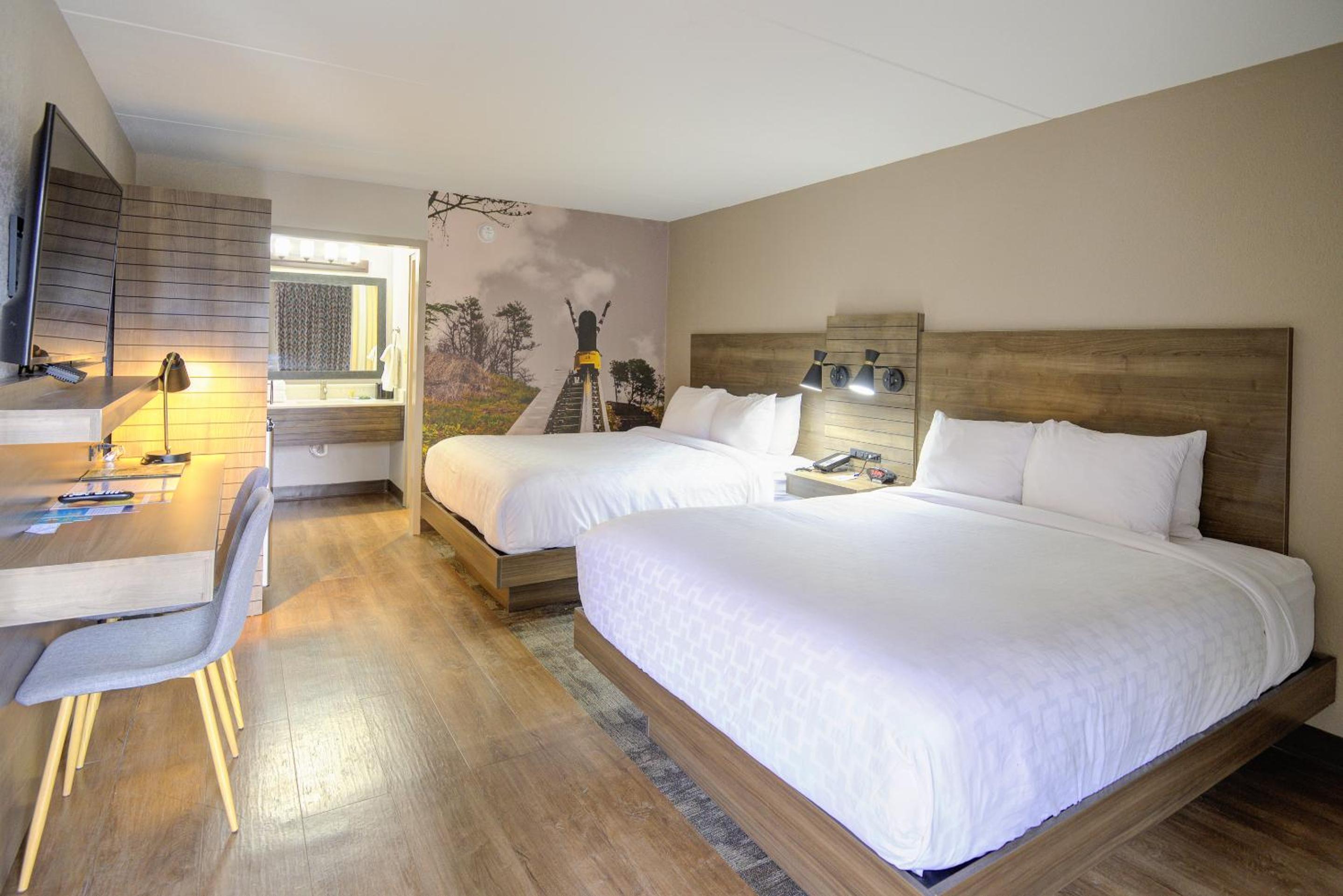 Queen Room with Two Queen Beds - Non-Smoking - Photo 4