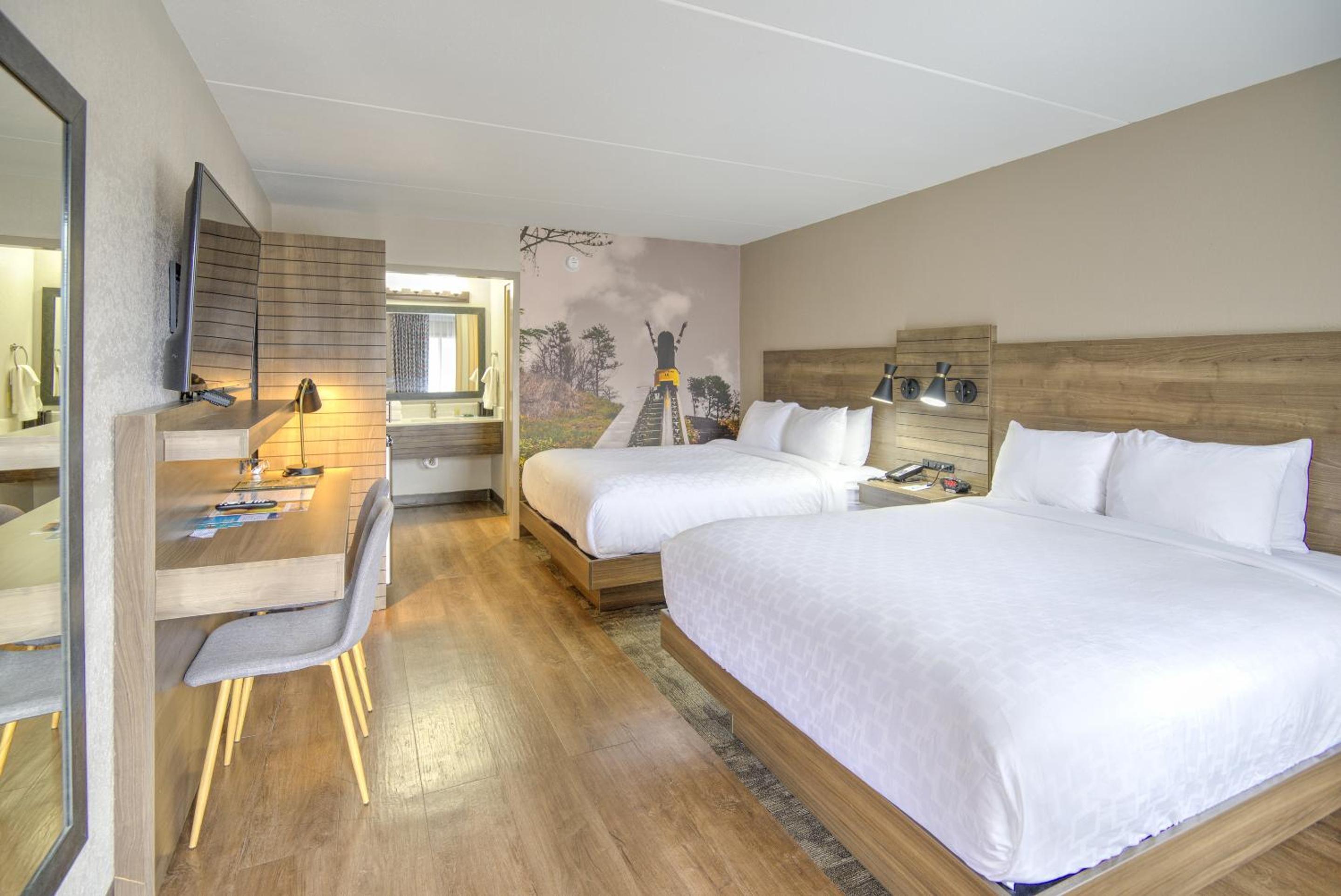 Queen Room with Two Queen Beds - Non-Smoking - Photo 1