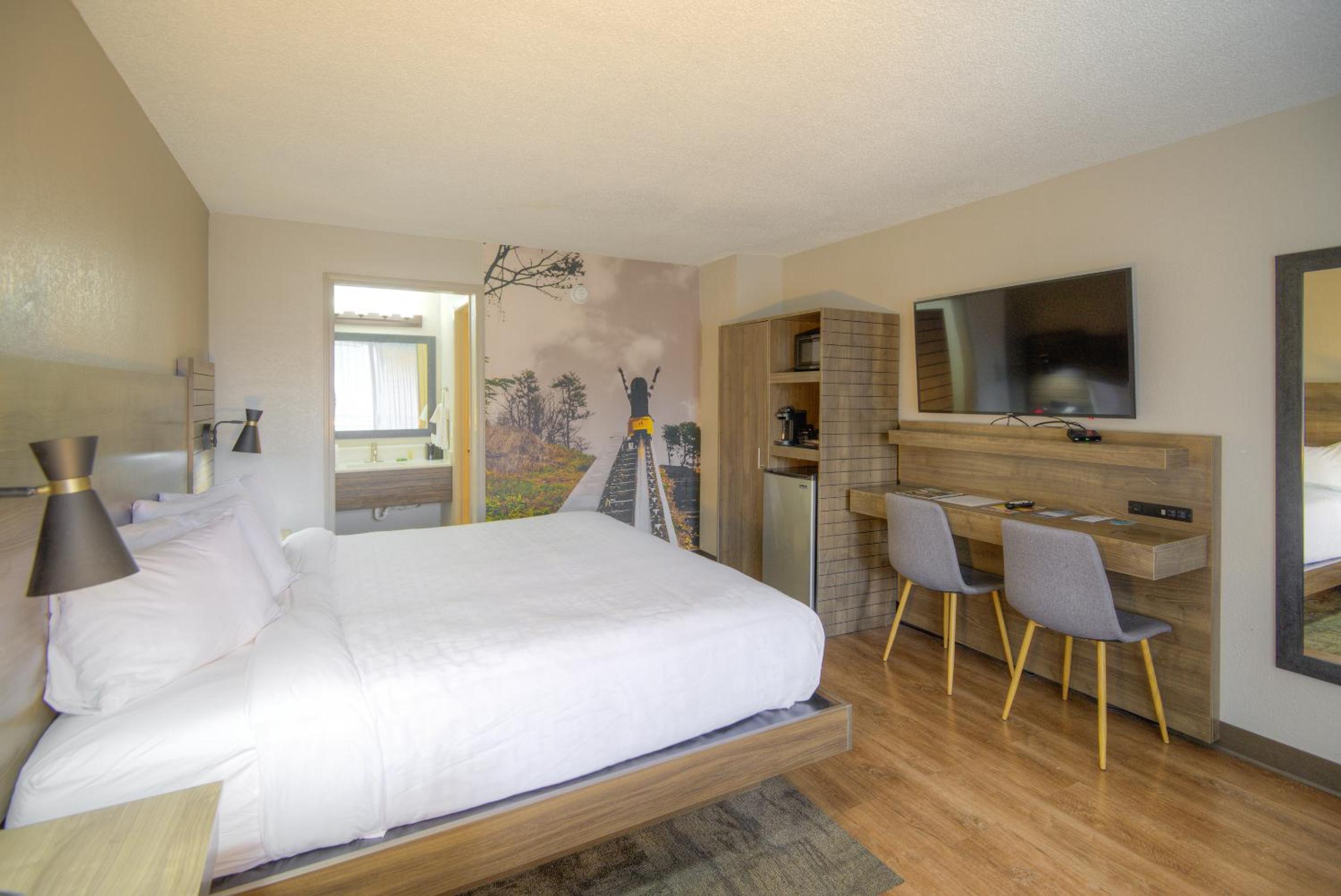King Room - Non-Smoking - Photo 5