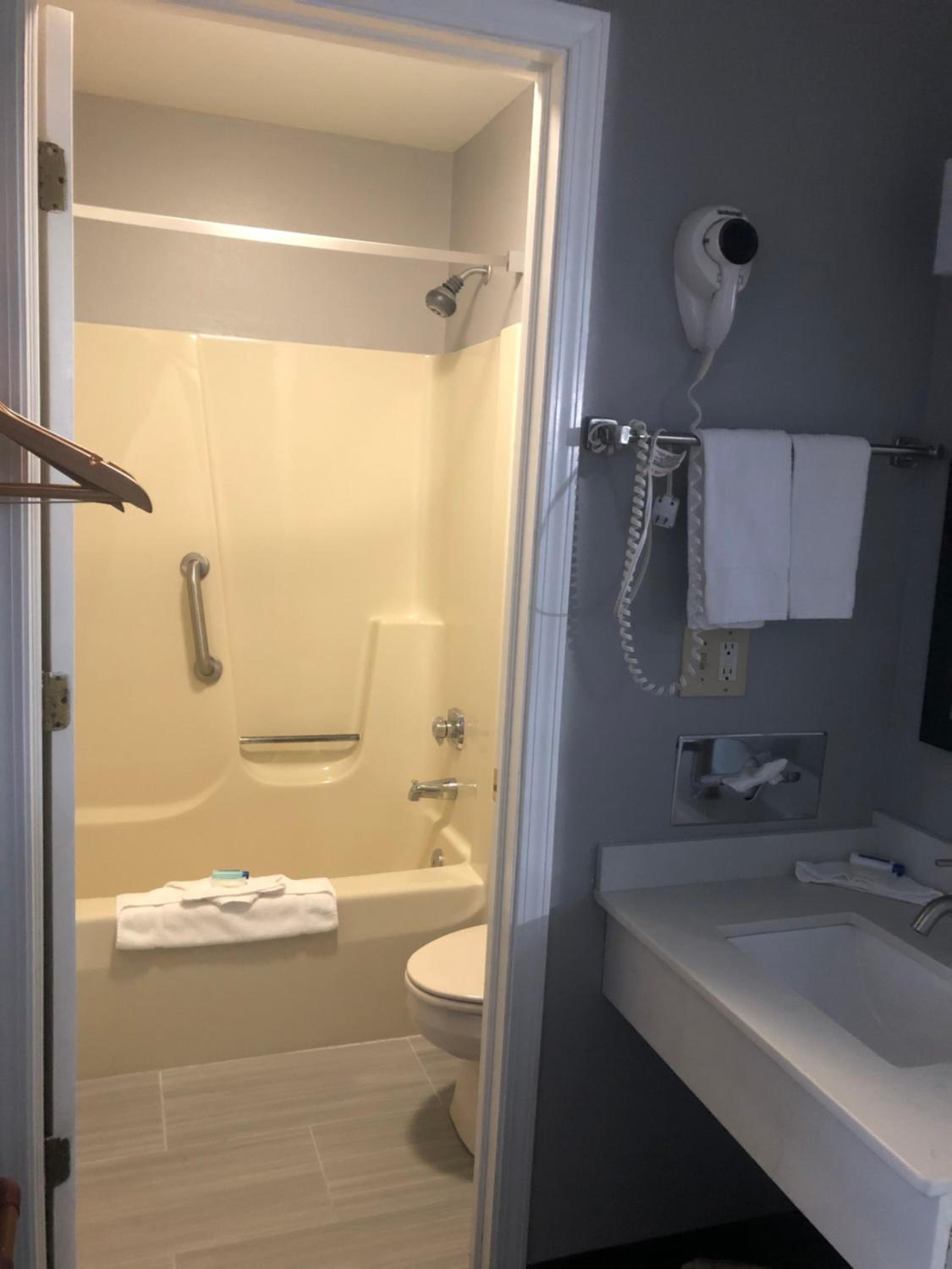 Double Room - Non-Smoking  - Photo 9