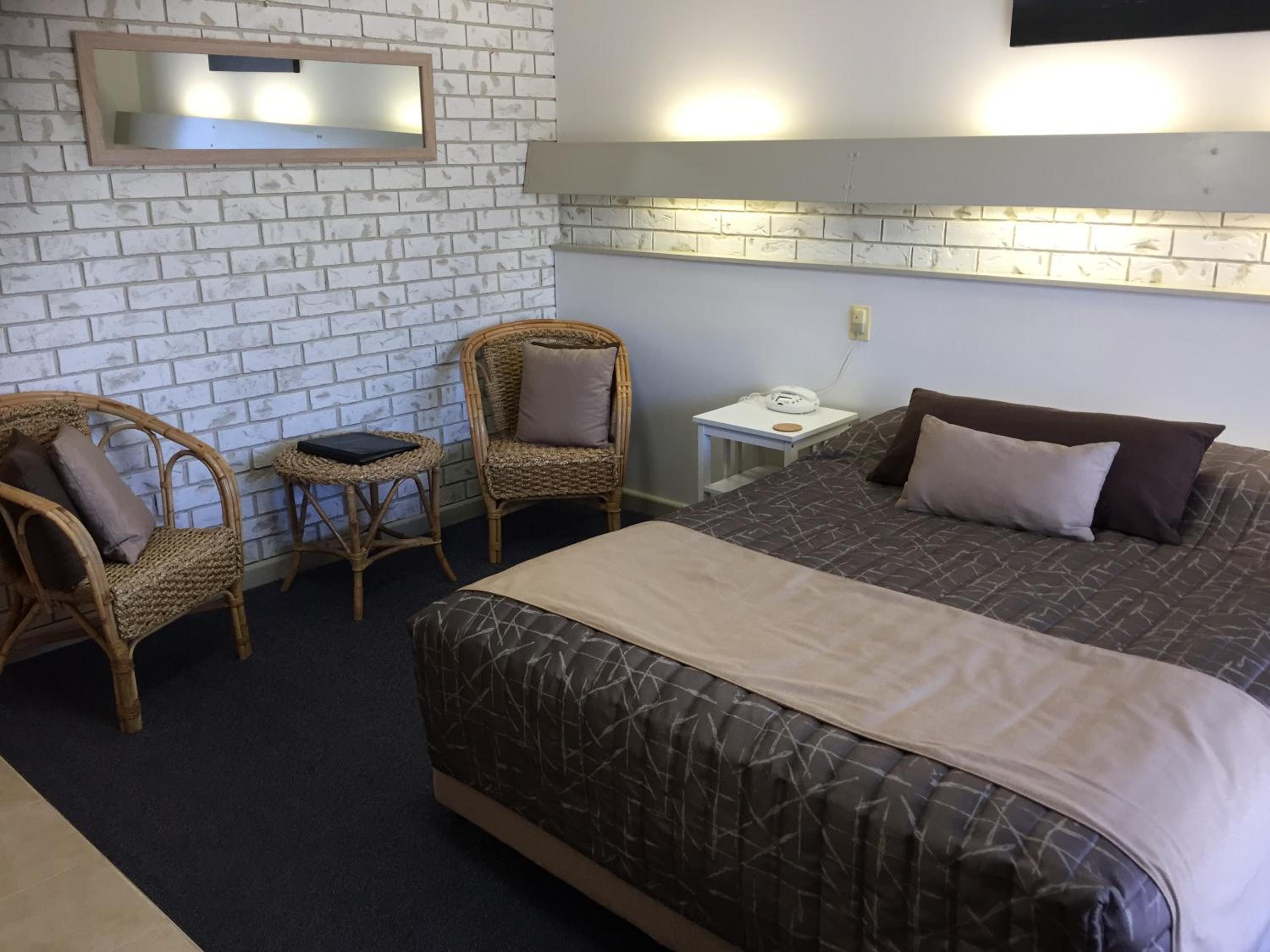 Large Queen Room - Photo 18