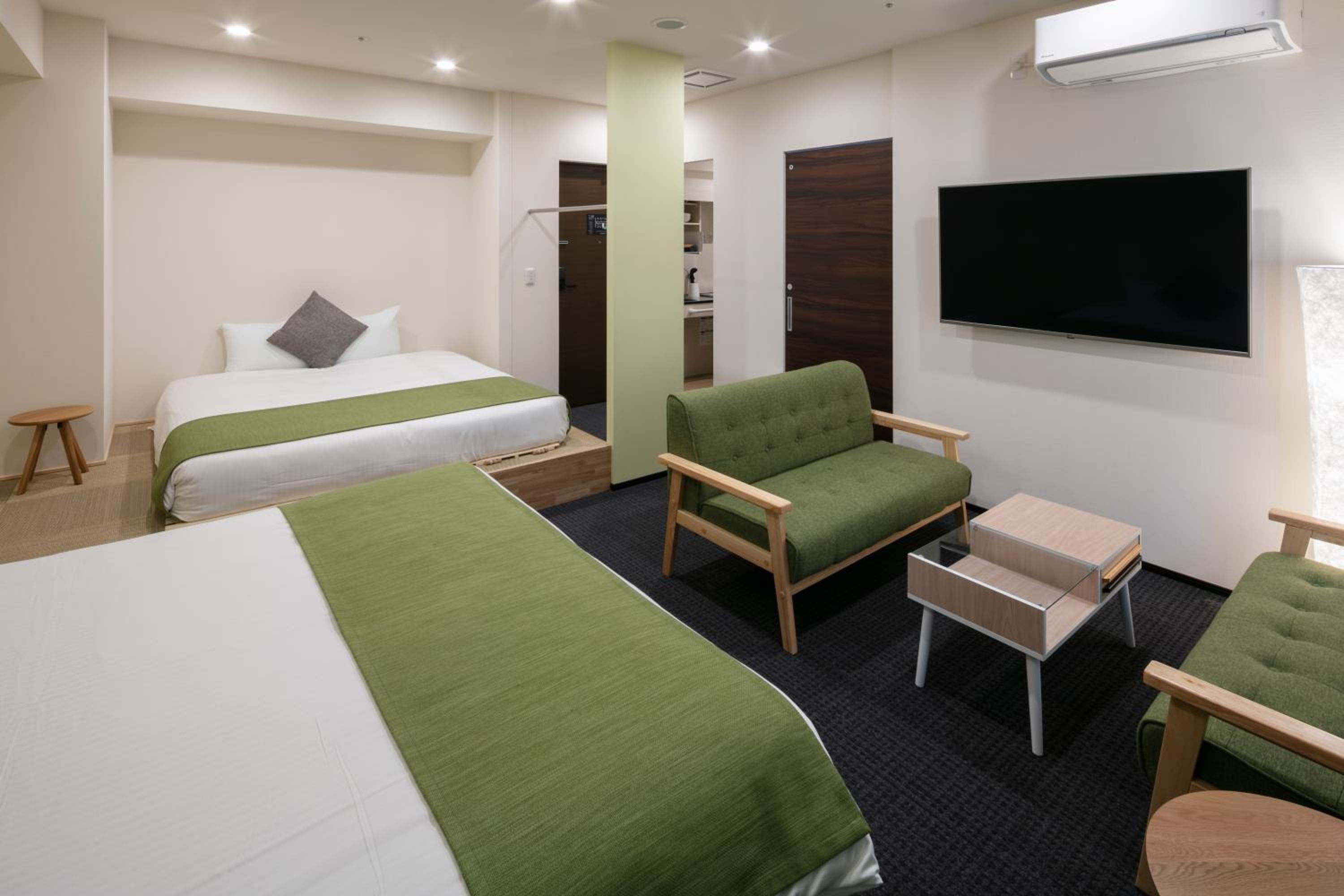 Deluxe Queen Room with Two Queen Beds thumbnail 5