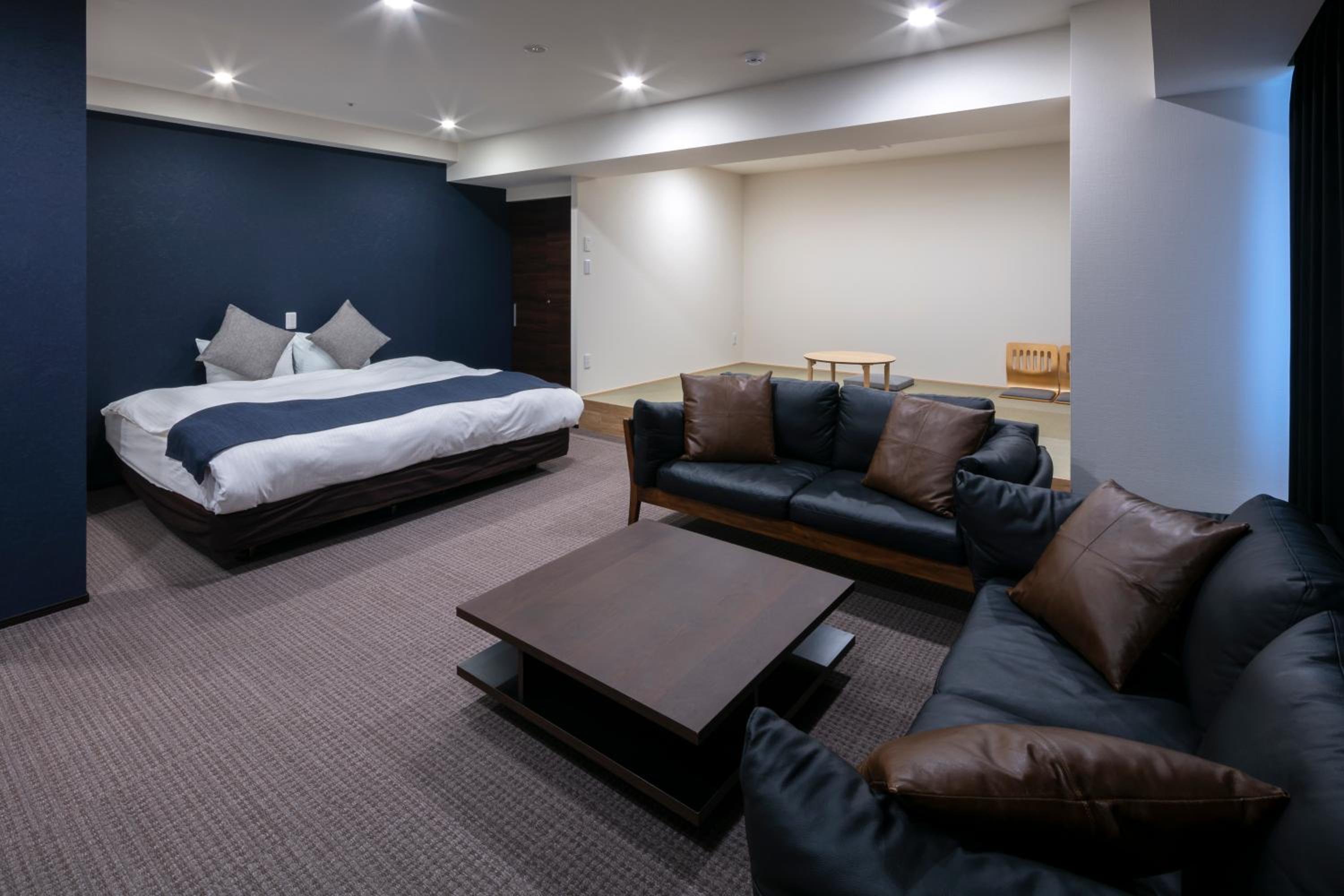 Deluxe King Suite - Photo 6