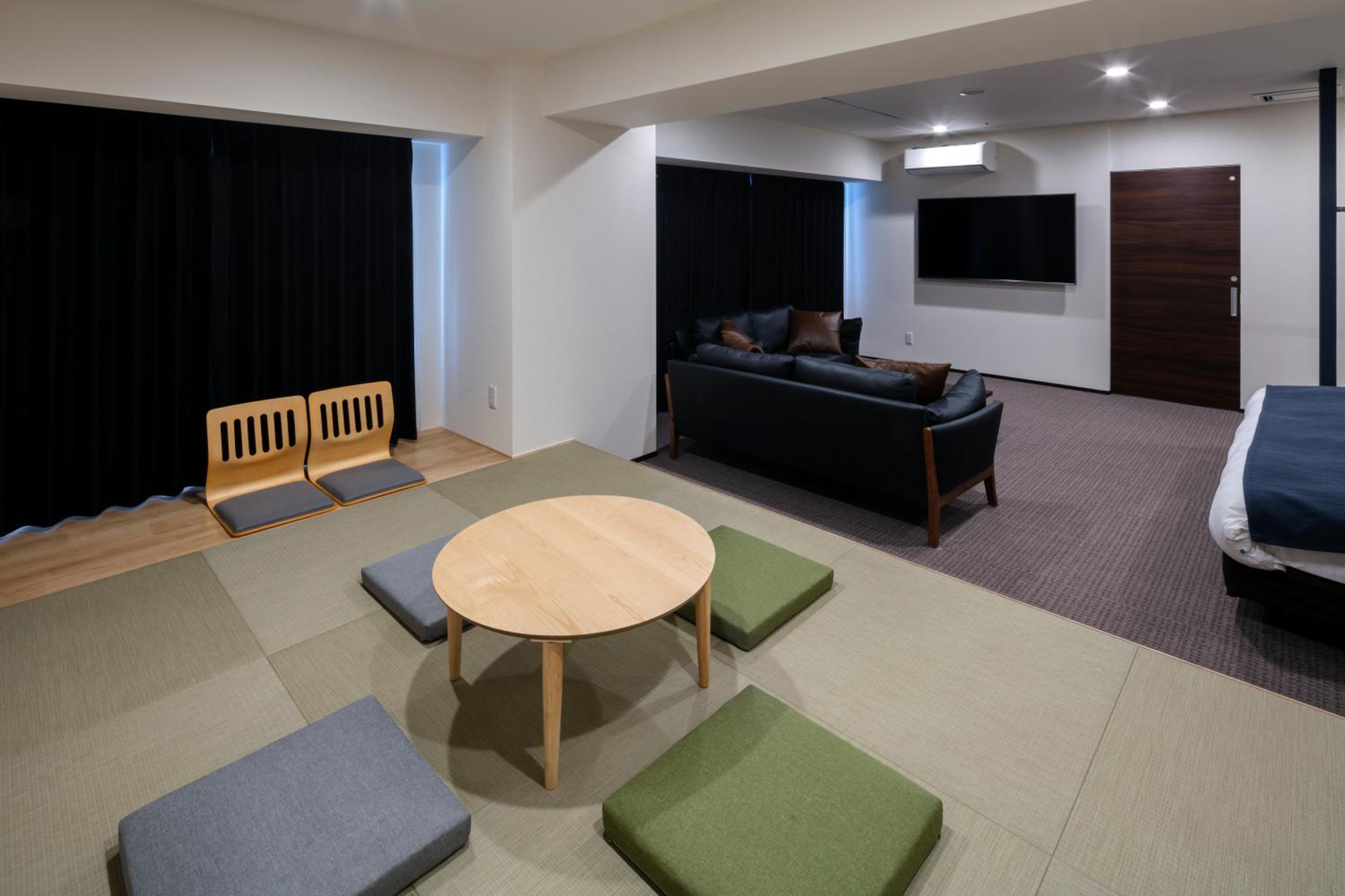 Deluxe King Suite - Photo 8