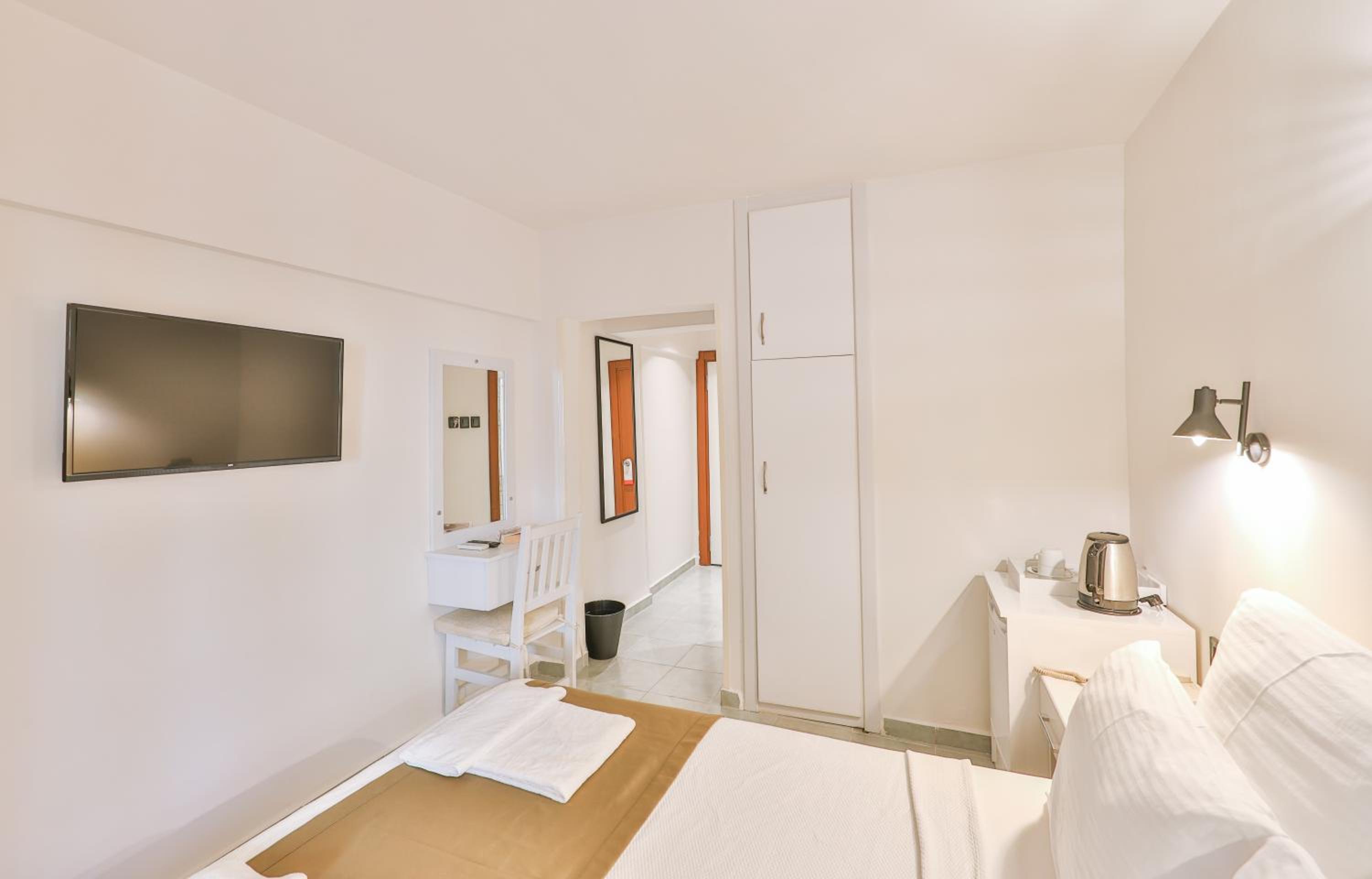 Budget Double Room photo 3