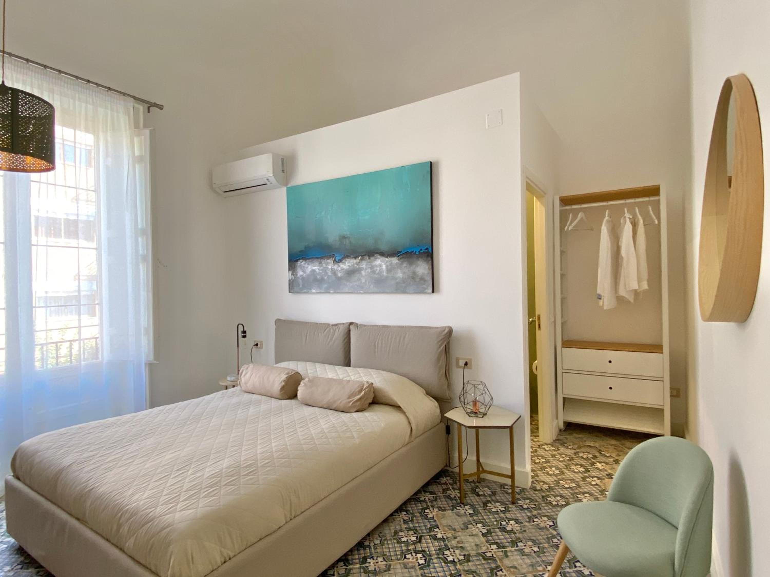 Deluxe Double Room with Balcony - Photo 8