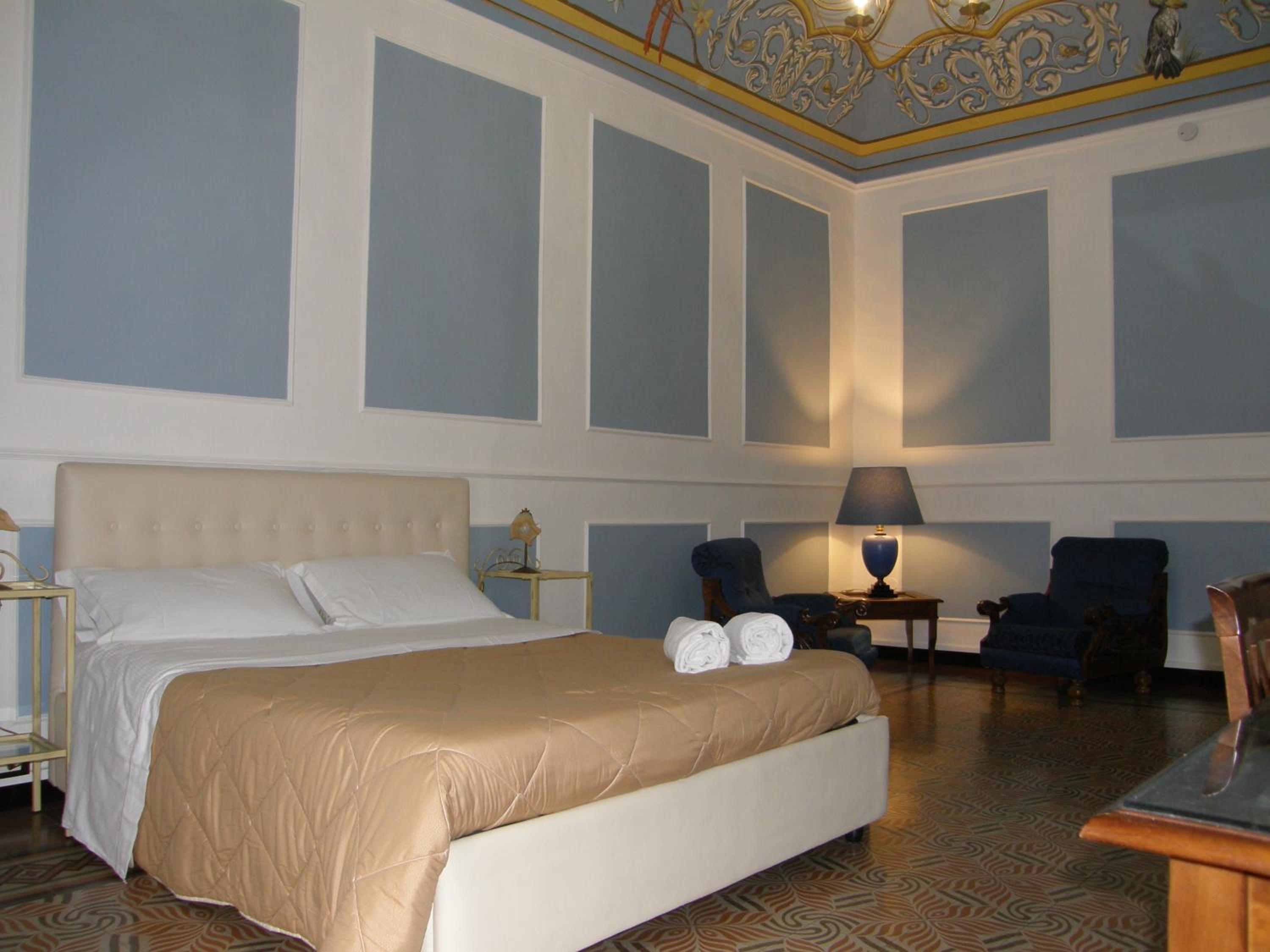 Suite - Photo 1