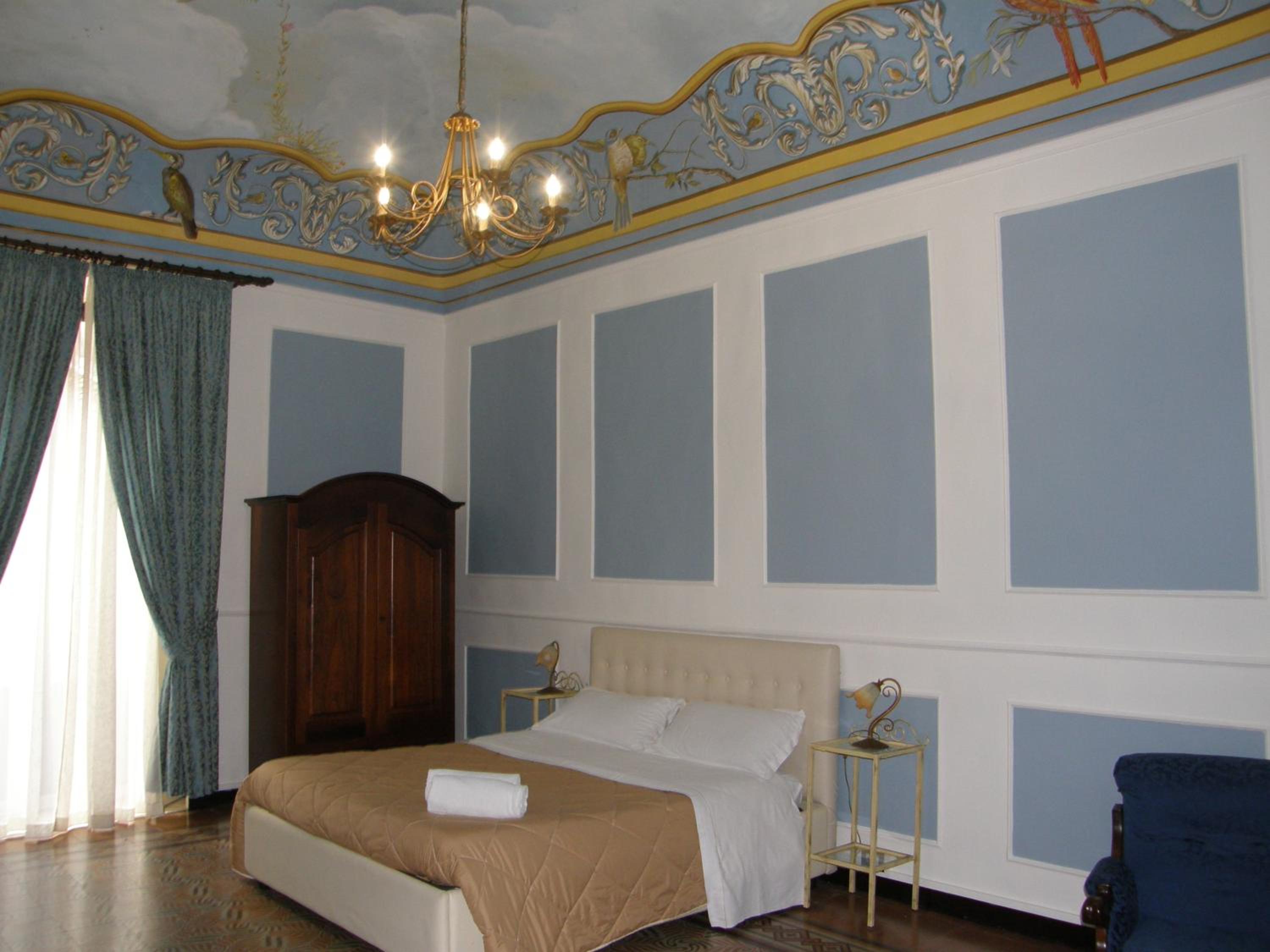 Suite - Photo 13