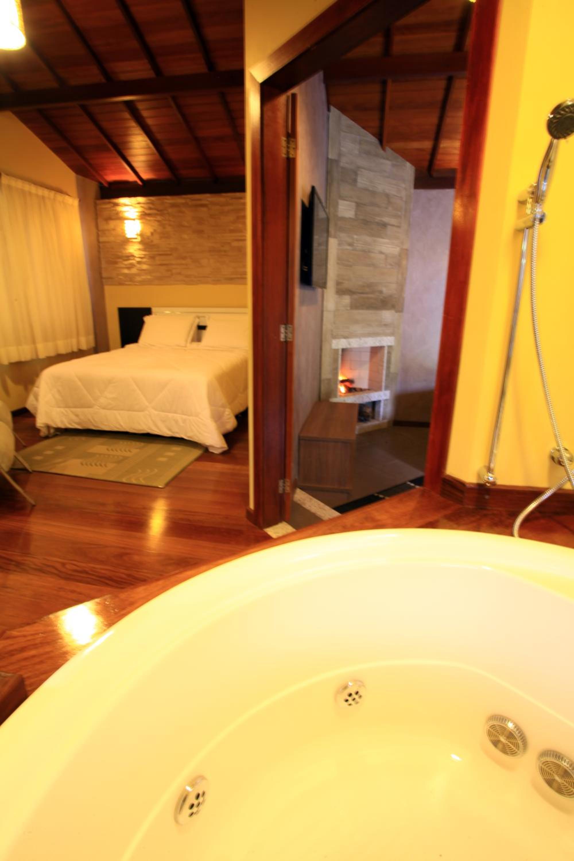 Chalet with Spa Bath photo 3