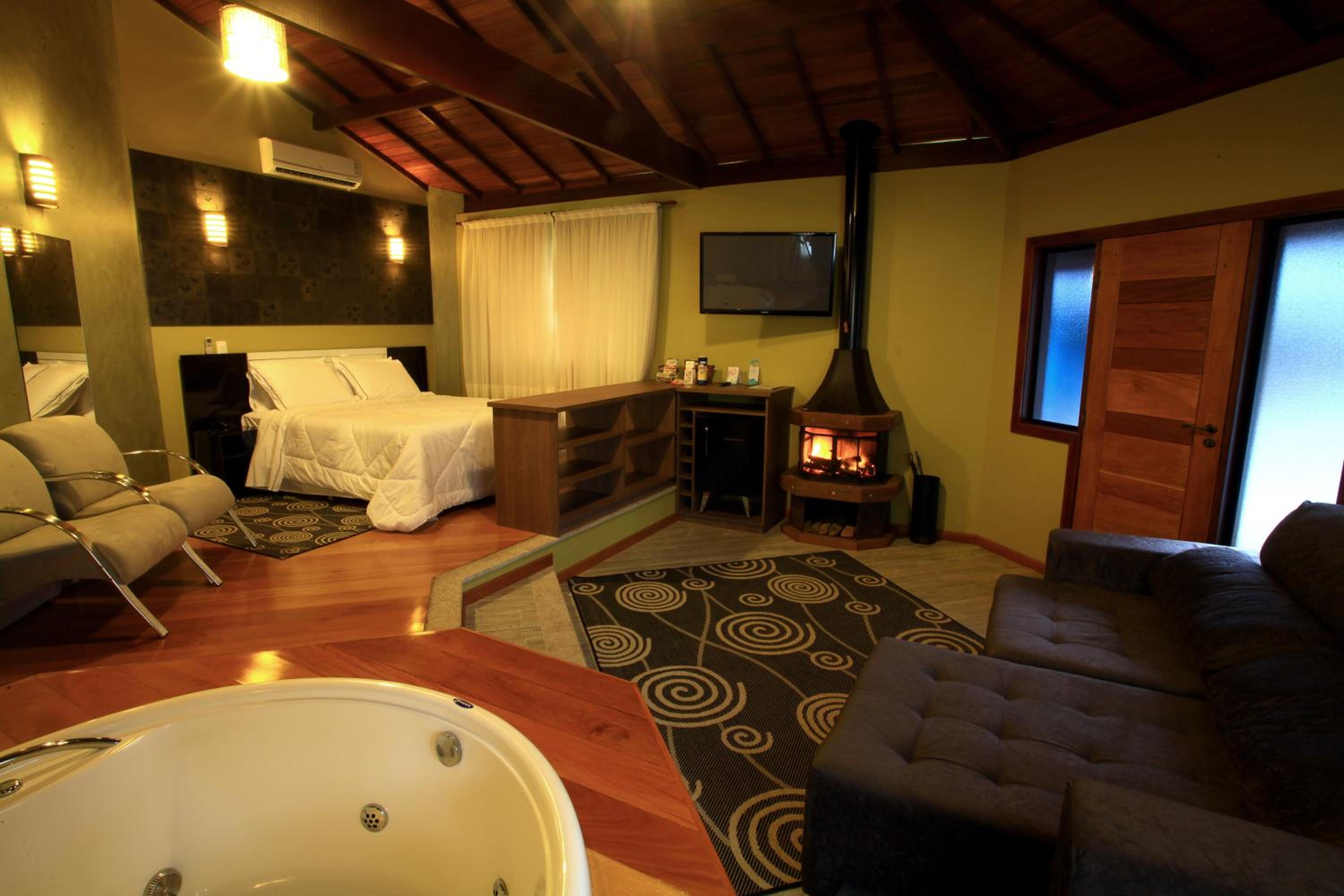 Chalet with Spa Bath photo 2