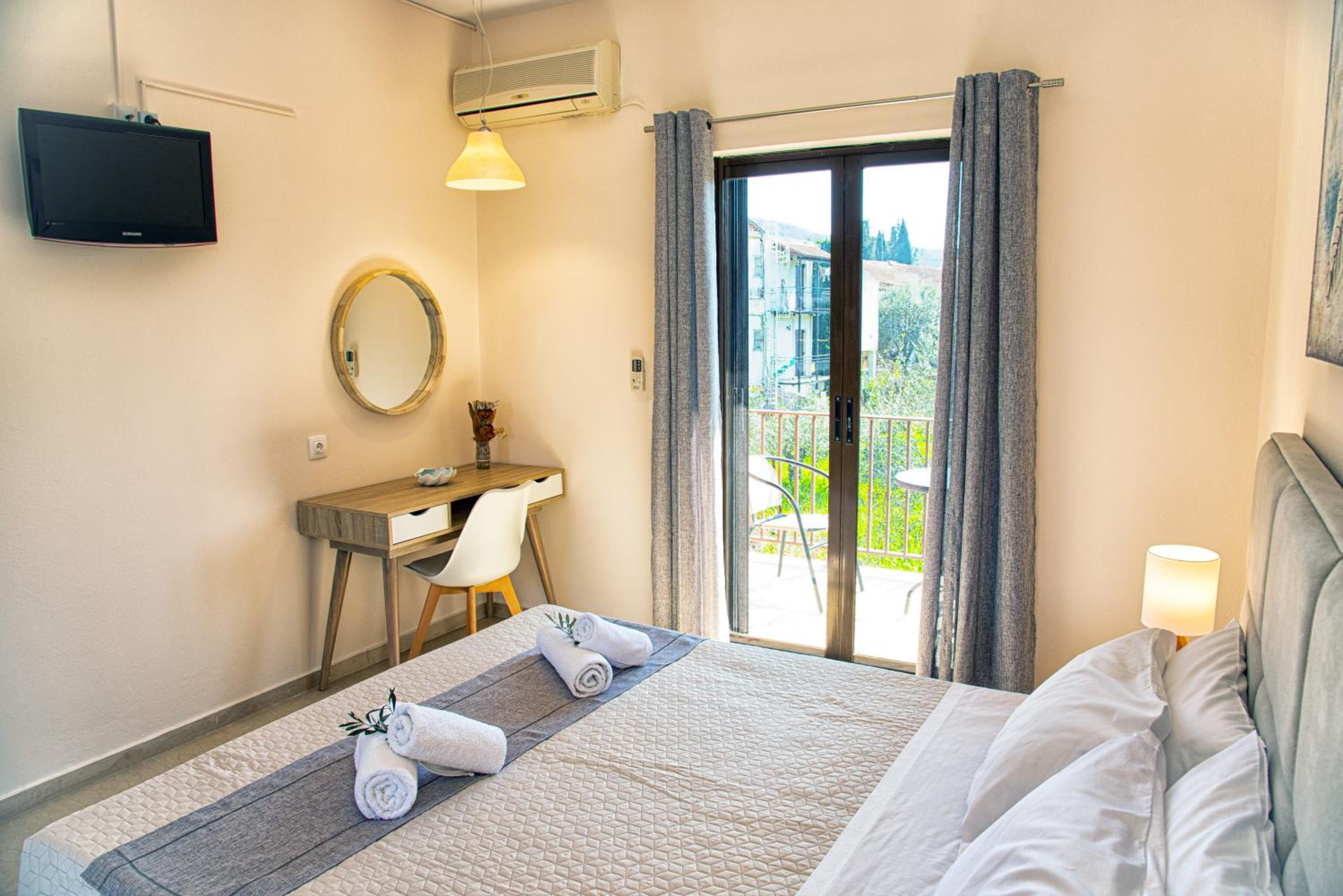 Apartment with Balcony - Photo 9