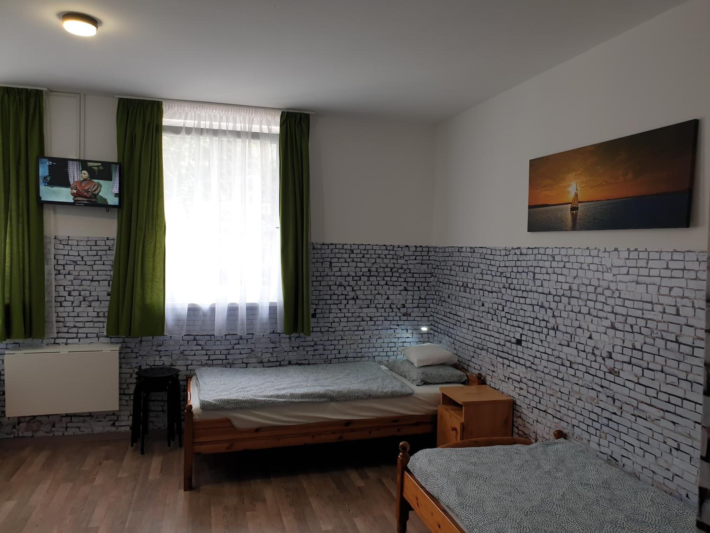 Quadruple Room with Private Bathroom - Photo 7
