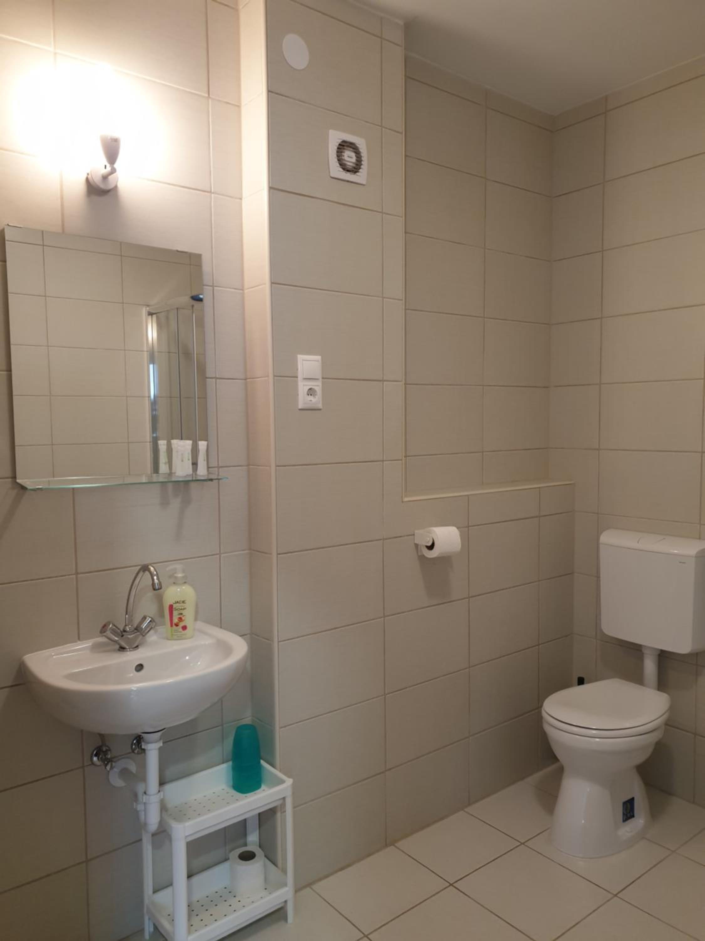 Double Room with Private Bathroom - Photo 2