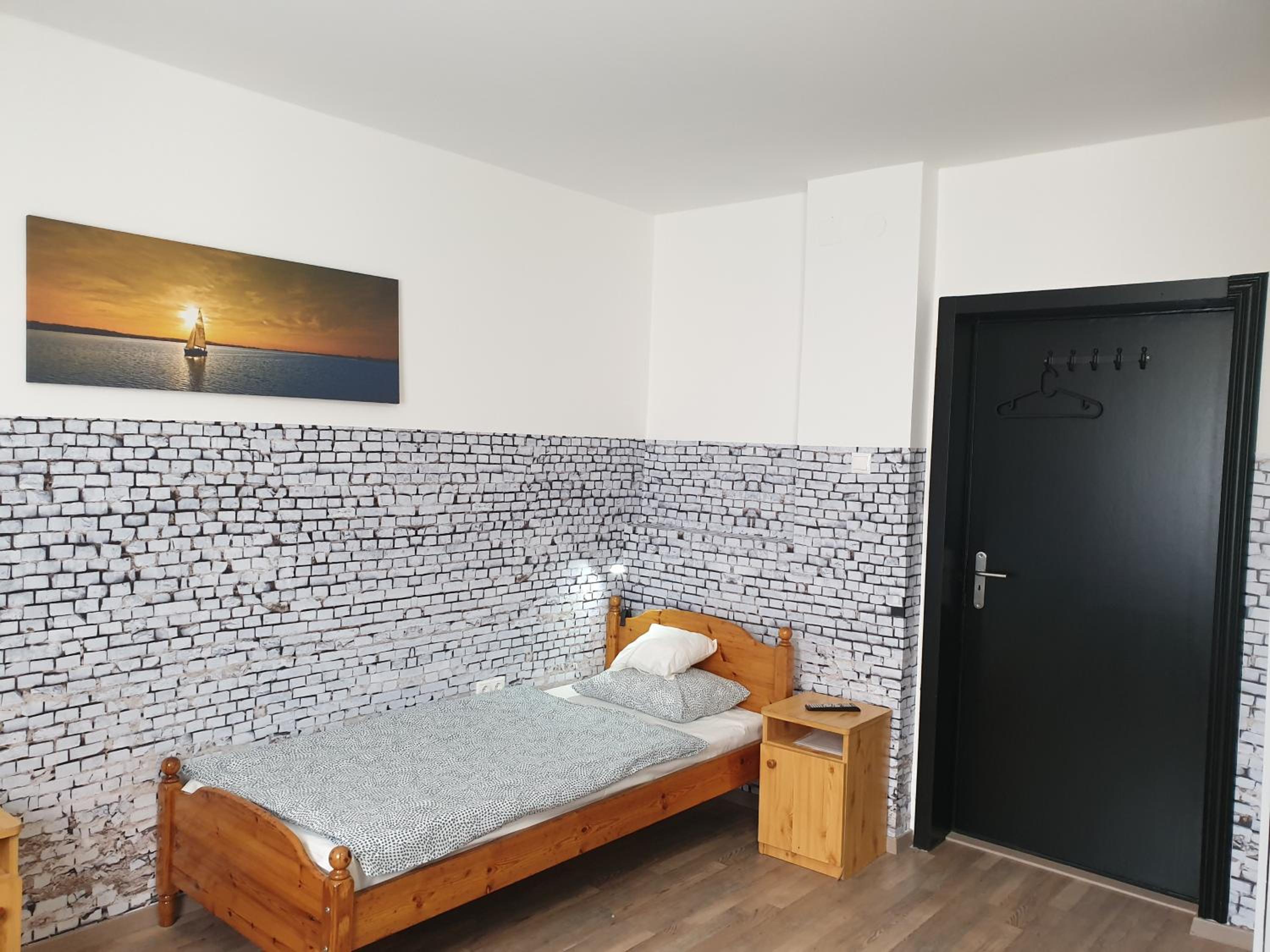 Quadruple Room with Private Bathroom - Photo 8