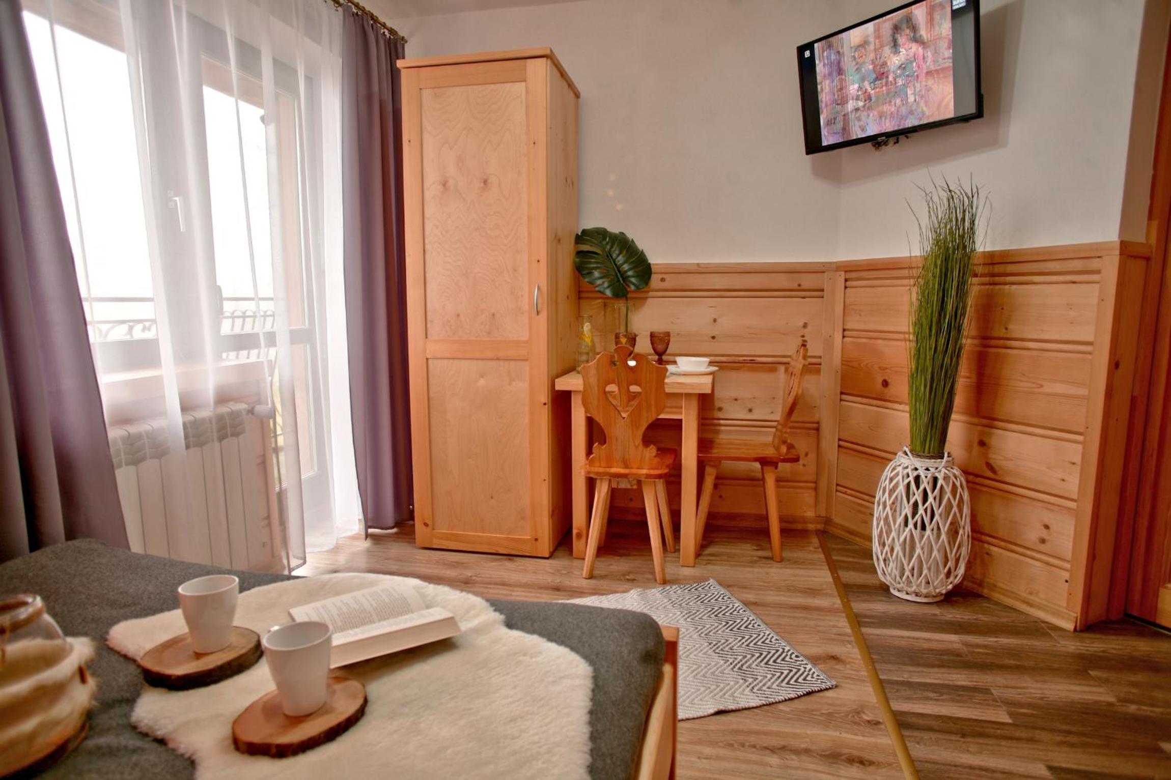 Double Room with Balcony - Photo 3