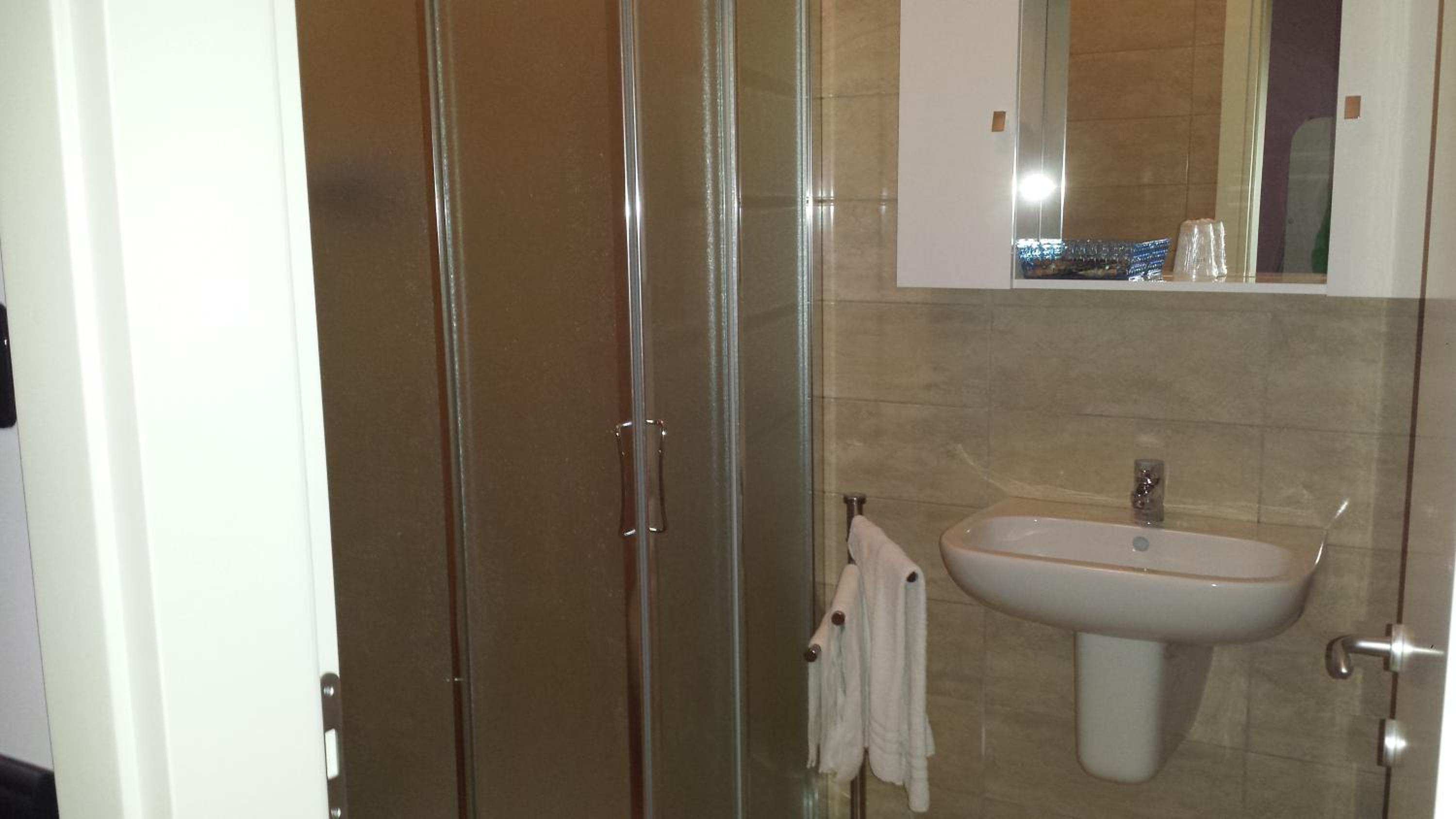 Double Room - Photo 5