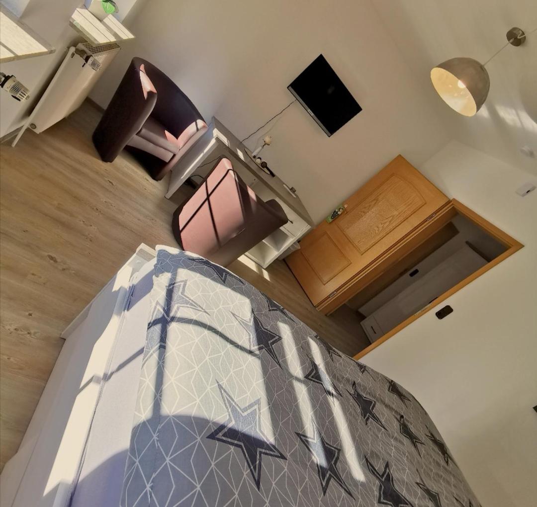 Budget Double Room - Photo 8