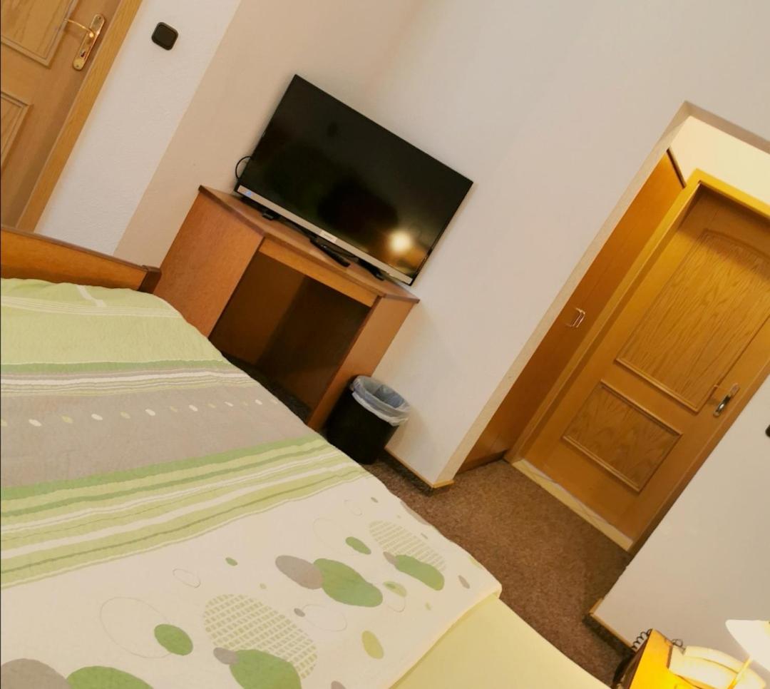 Budget Double Room - Photo 12