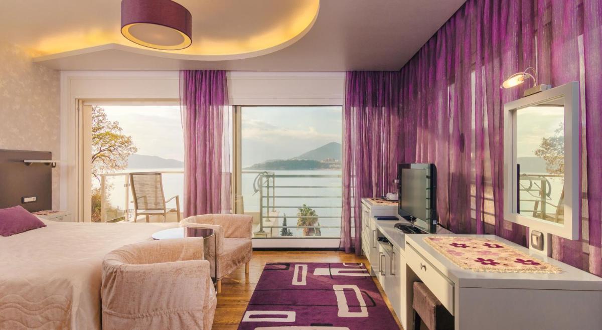 Double or Twin Room with Balcony and Sea View