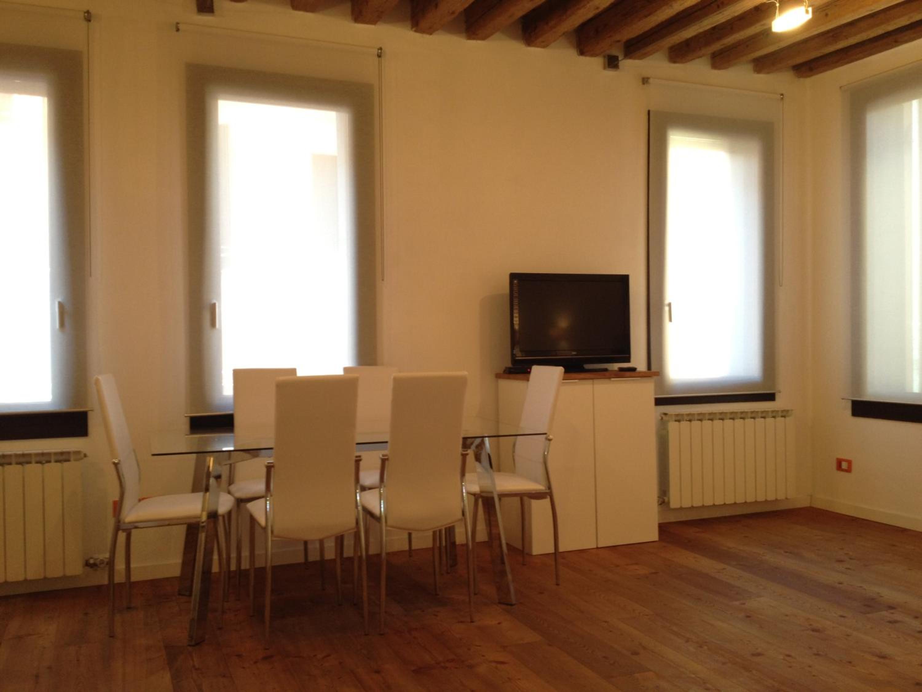 Apartment photo 2